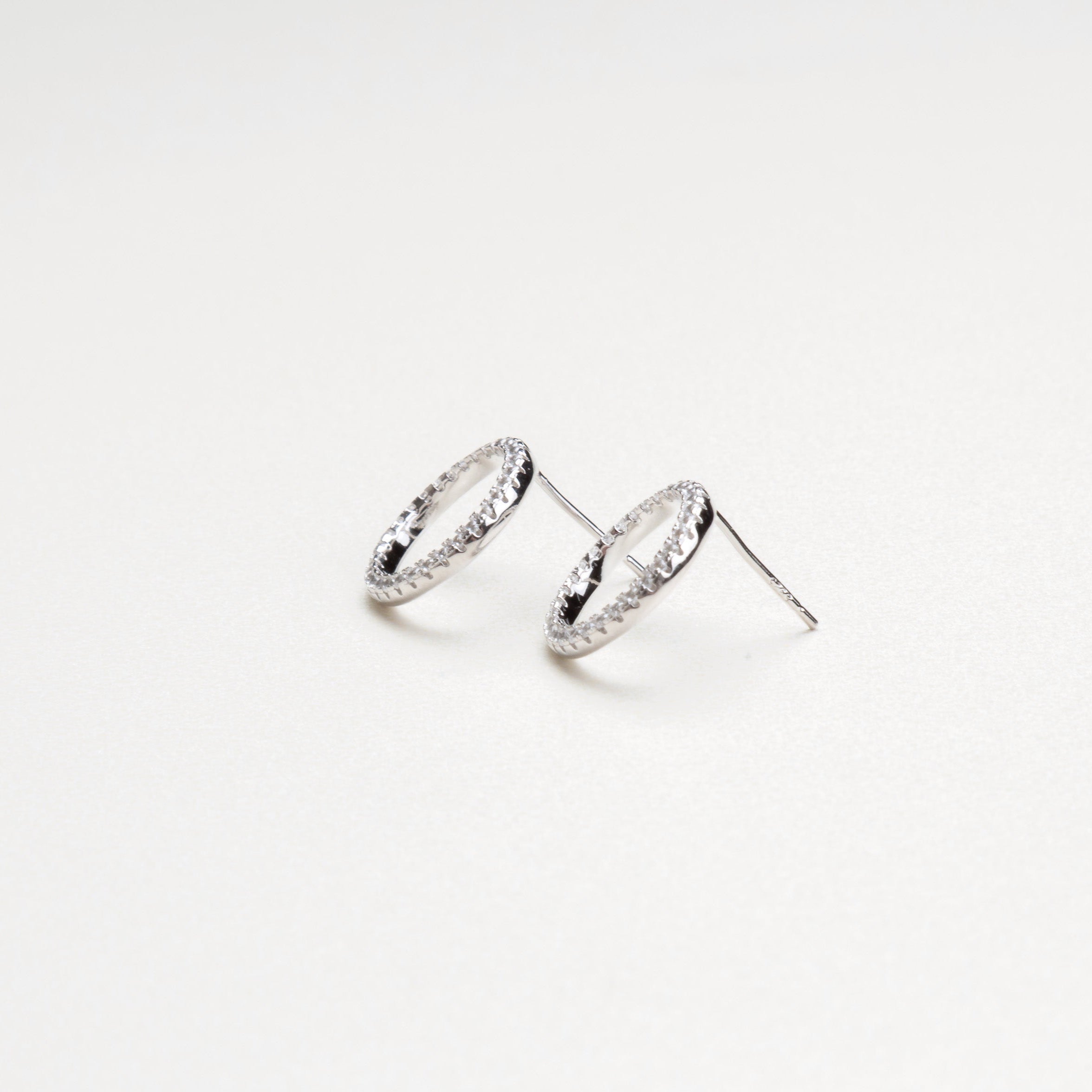 aretes con poste, aretes plateados a base de plata 925, aretes con incrustaciones, aretes atemporales, aretes para todas tus ocasiones 
