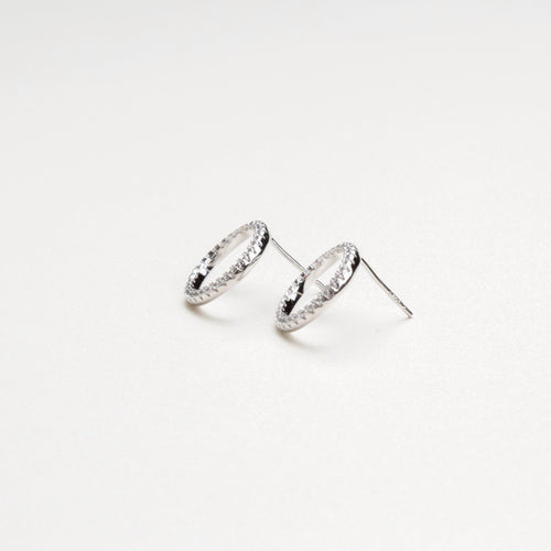 aretes con poste, aretes plateados a base de plata 925, aretes con incrustaciones, aretes atemporales, aretes para todas tus ocasiones 