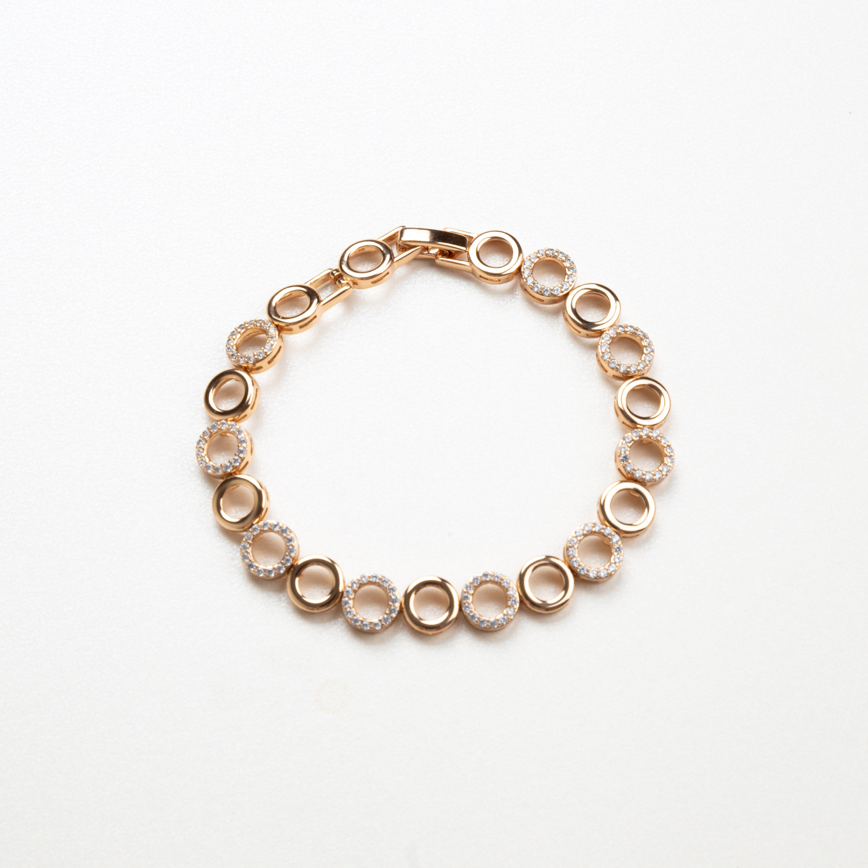 Pulsera Aro con aros dorados y cristales brillantes, diseño circular elegante y sofisticado, accesorio perfecto para elevar cualquier look con un toque moderno y femenino