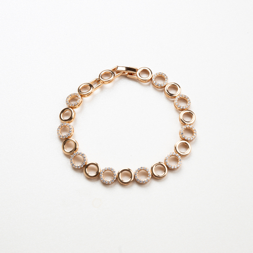 Pulsera Aro con aros dorados y cristales brillantes, diseño circular elegante y sofisticado, accesorio perfecto para elevar cualquier look con un toque moderno y femenino