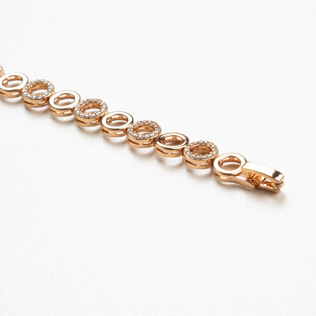 Cierre discreto y seguro en pulsera Aro, diseño cómodo y funcional, joyería elegante que mantiene la pieza firme y sofisticada en la muñeca