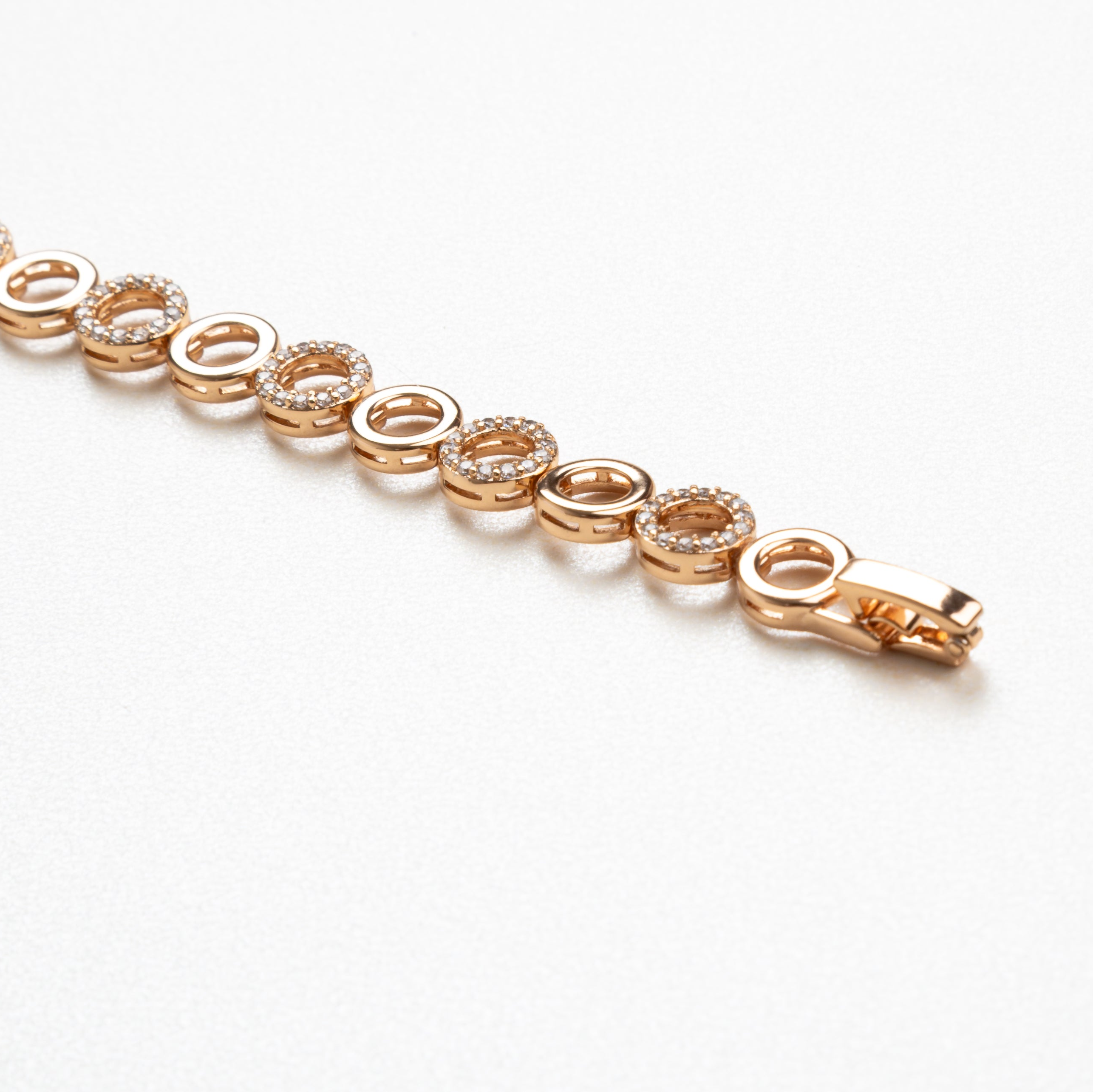 Cierre discreto y seguro en pulsera Aro, diseño cómodo y funcional, joyería elegante que mantiene la pieza firme y sofisticada en la muñeca