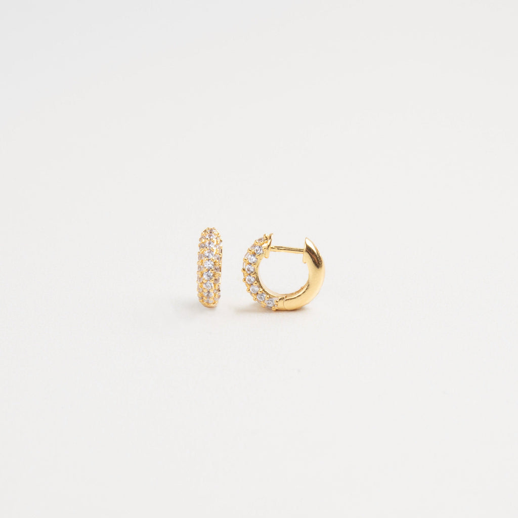 arracadas doradas, golden hoops, arracadas delicadas, aretes de arracada dorada, aretes de chapa de oro con incrustaciones de zirocnias