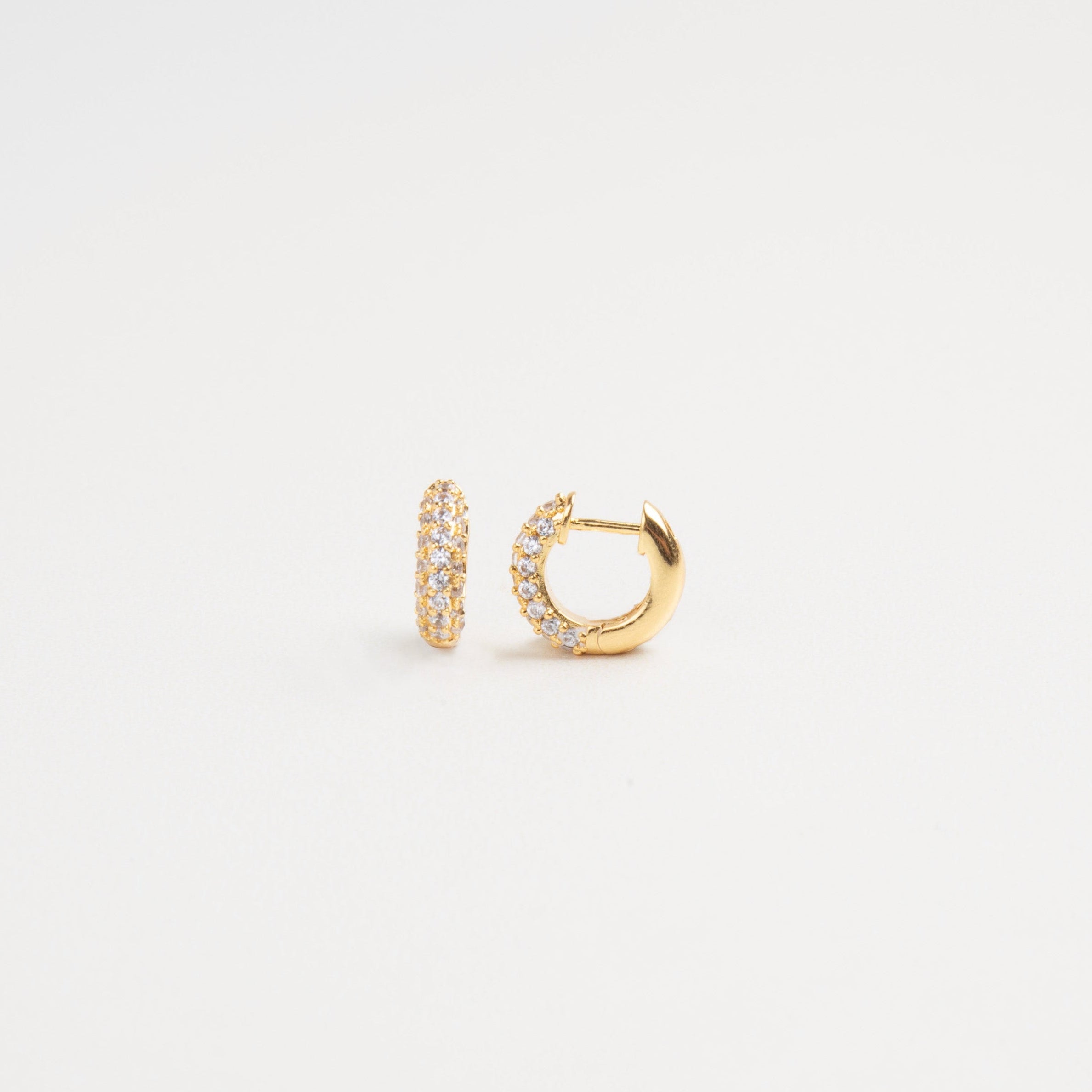 arracadas doradas, golden hoops, arracadas delicadas, aretes de arracada dorada, aretes de chapa de oro con incrustaciones de zirocnias