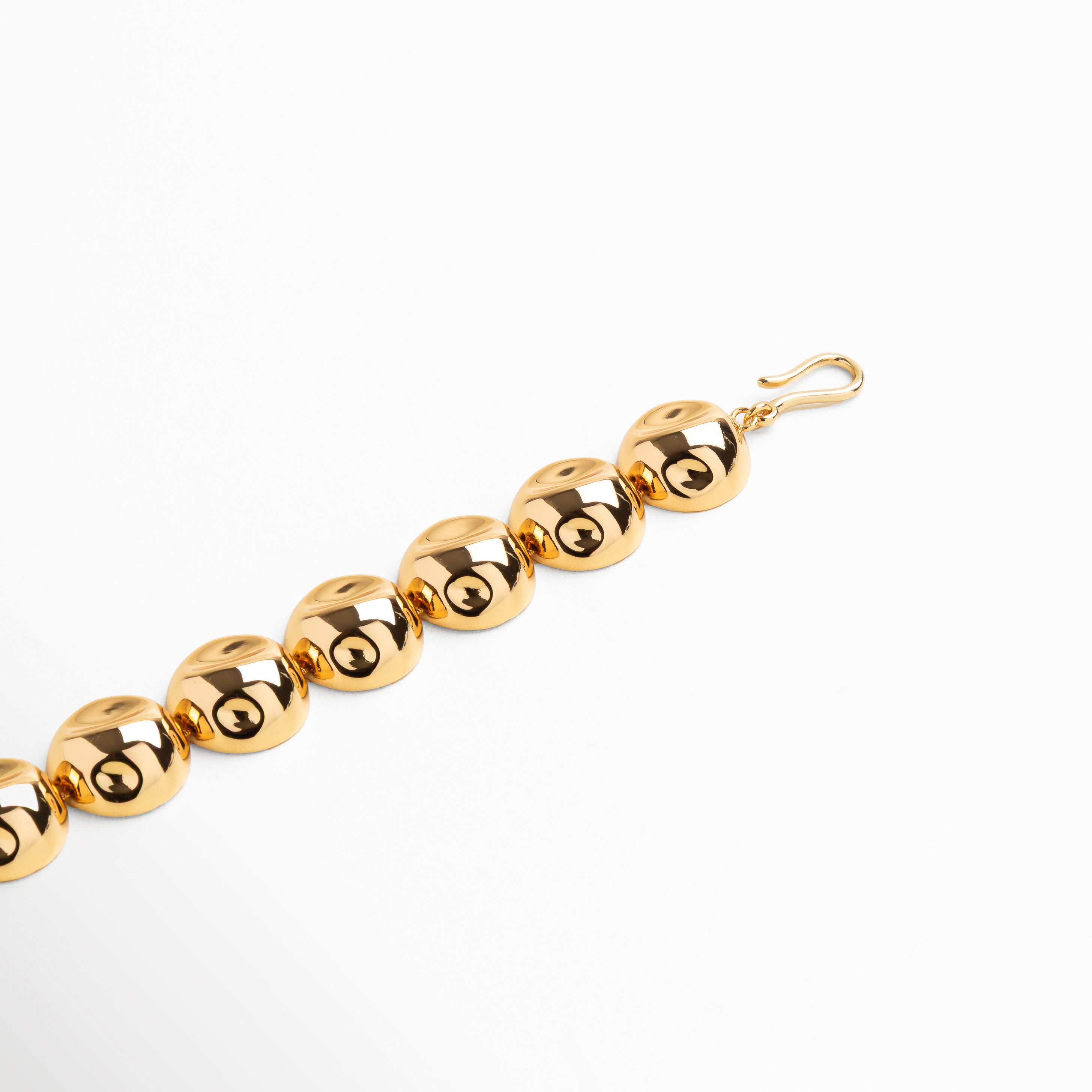 Broche de cadena ajustable bañado en oro 24K, Extensor dorado con cierre de gancho, Acabado pulido uniforme en broche y cadena, Cierre seguro para uso diario, Detalle de eslabones finos en extensión dorada