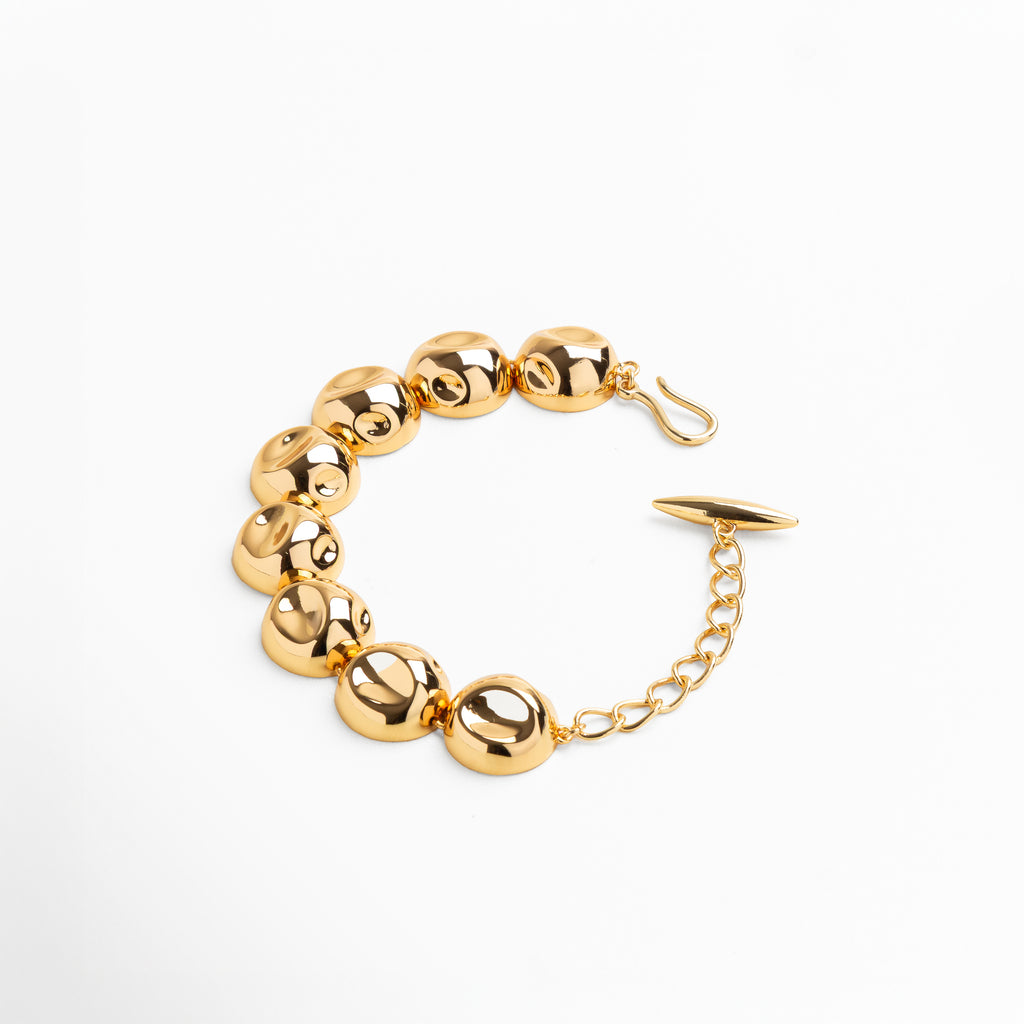 Pulsera dorada de esferas pulidas con acabado brillante, Diseño elegante de bolitas doradas, Pulsera de cuentas lisas bañada en oro 24K, Joyería femenina dorada con estilo moderno y atemporal, Pulsera clásica de esferas para uso diario o de noche