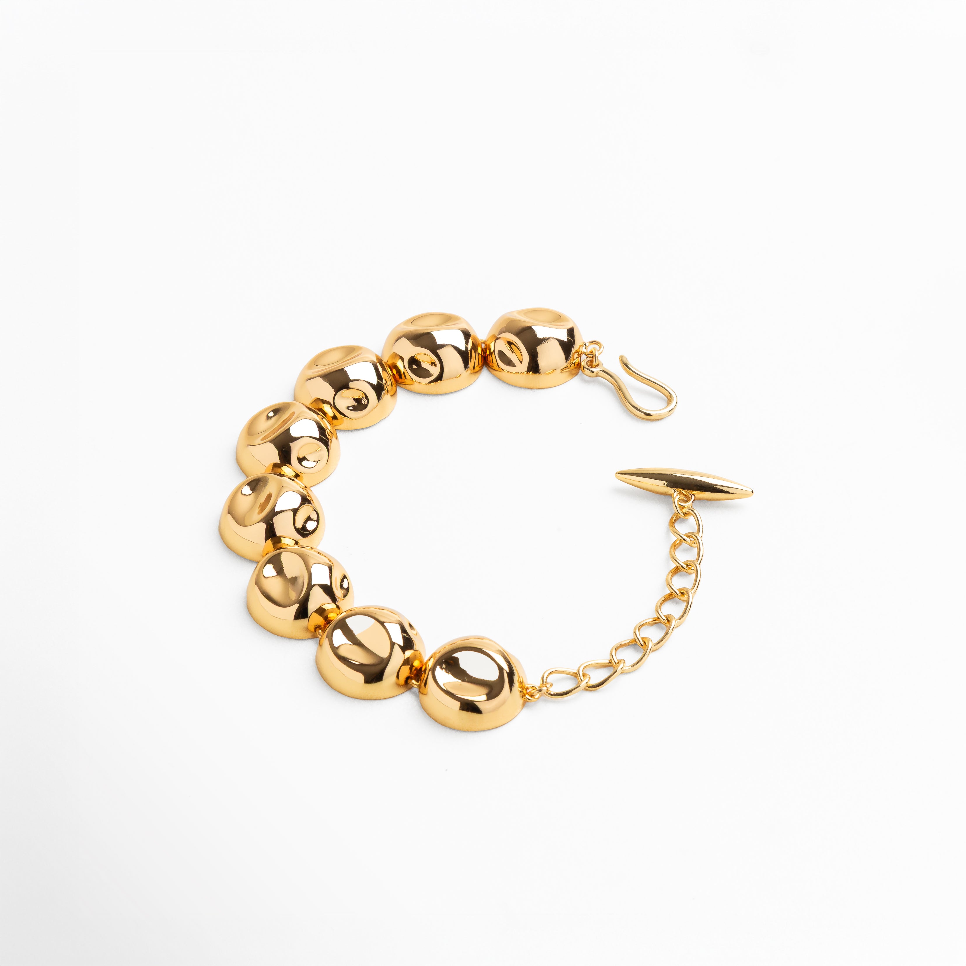 Pulsera dorada de esferas pulidas con acabado brillante, Diseño elegante de bolitas doradas, Pulsera de cuentas lisas bañada en oro 24K, Joyería femenina dorada con estilo moderno y atemporal, Pulsera clásica de esferas para uso diario o de noche