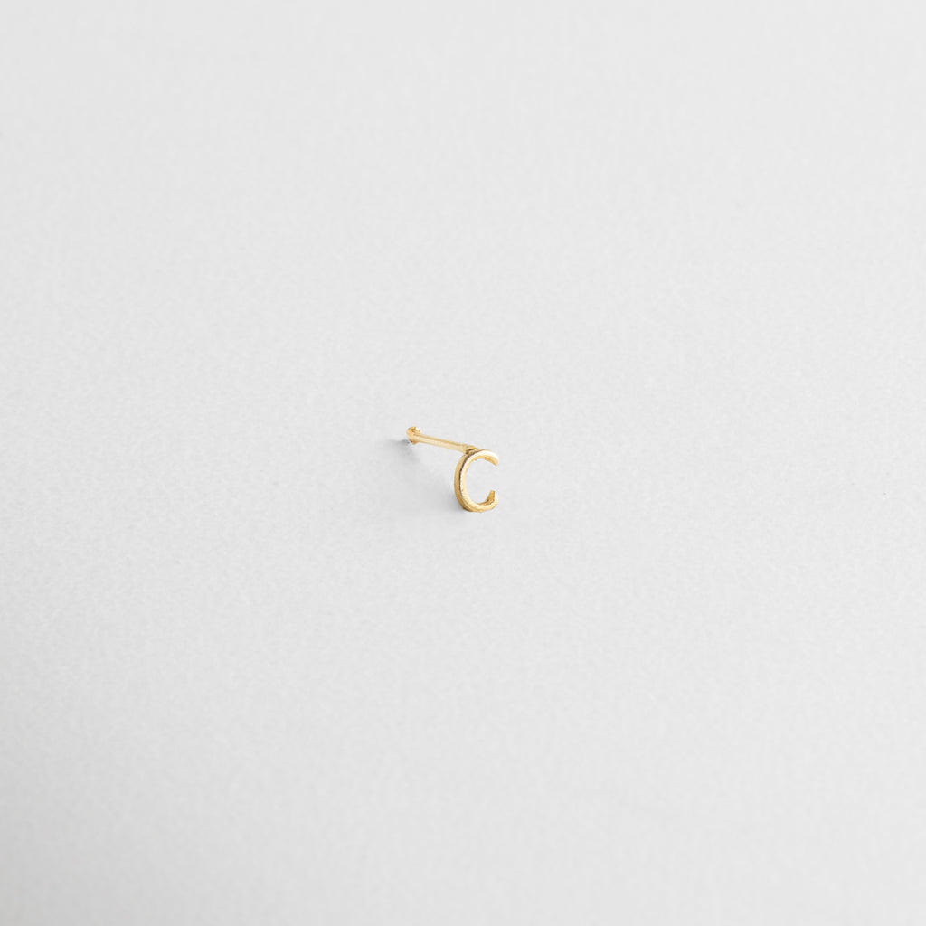 Letra definida con acabado pulido, Detalle del diseño brillante y delicado, Inicial en dorado con forma precisa, Superficie lisa con brillo, Acabado fino en Oro 18K