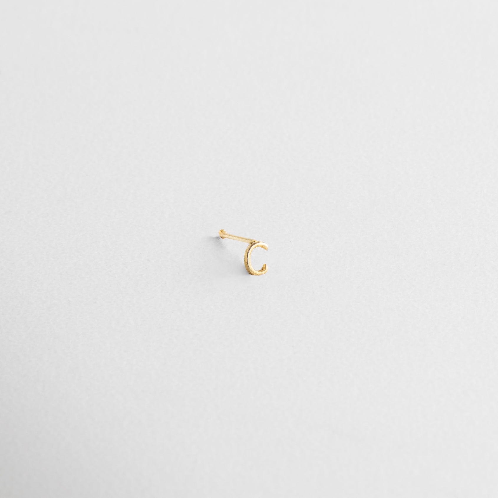 Letra definida con acabado pulido, Detalle del diseño brillante y delicado, Inicial en dorado con forma precisa, Superficie lisa con brillo, Acabado fino en Oro 18K