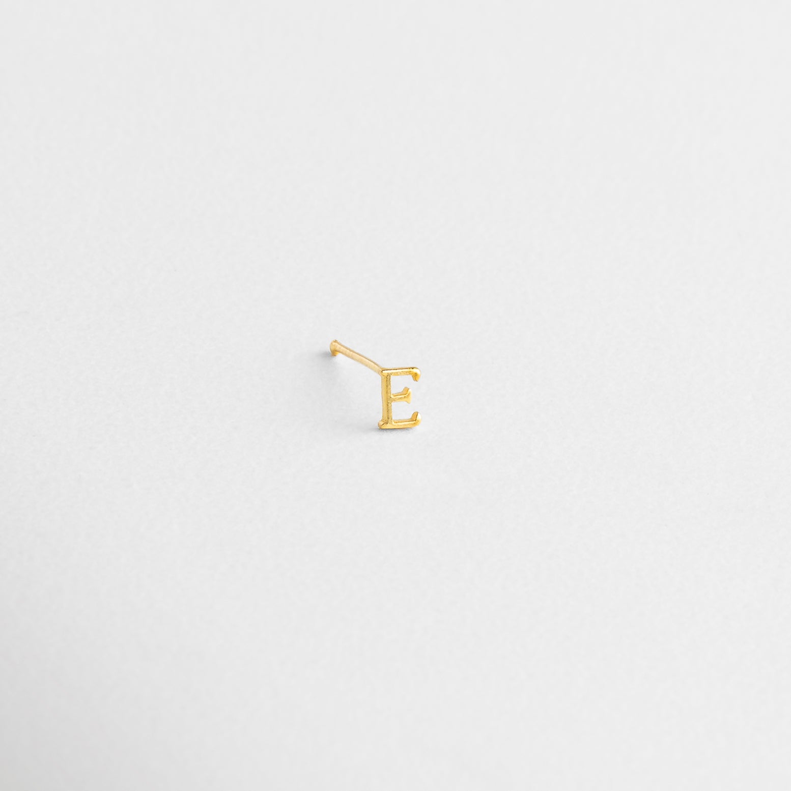 Piercing pequeño de 1 cm x 0.3 cm, Tamaño ideal para perforaciones múltiples, Proporción mini para oreja o cartílago, Dimensiones delicadas para uso diario, Letra discreta con mucho estilo