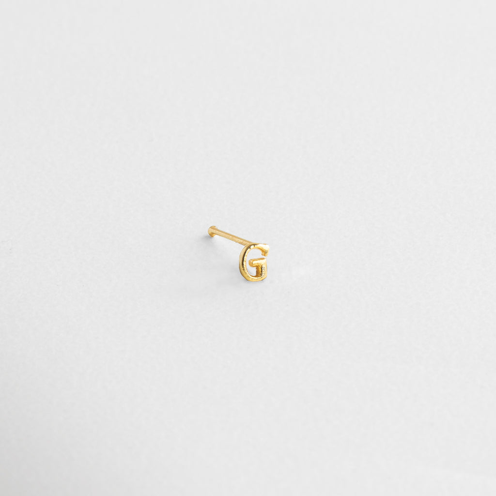 Piercing letra dorada minimalista, Piercing de inicial con acabado dorado, Arete pequeño con forma de letra, Joya de letra en Oro 18K, Letra personalizada en piercing delicado