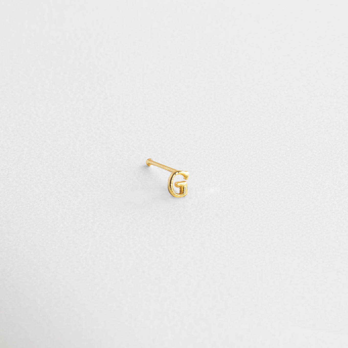 Piercing letra dorada minimalista, Piercing de inicial con acabado dorado, Arete pequeño con forma de letra, Joya de letra en Oro 18K, Letra personalizada en piercing delicado