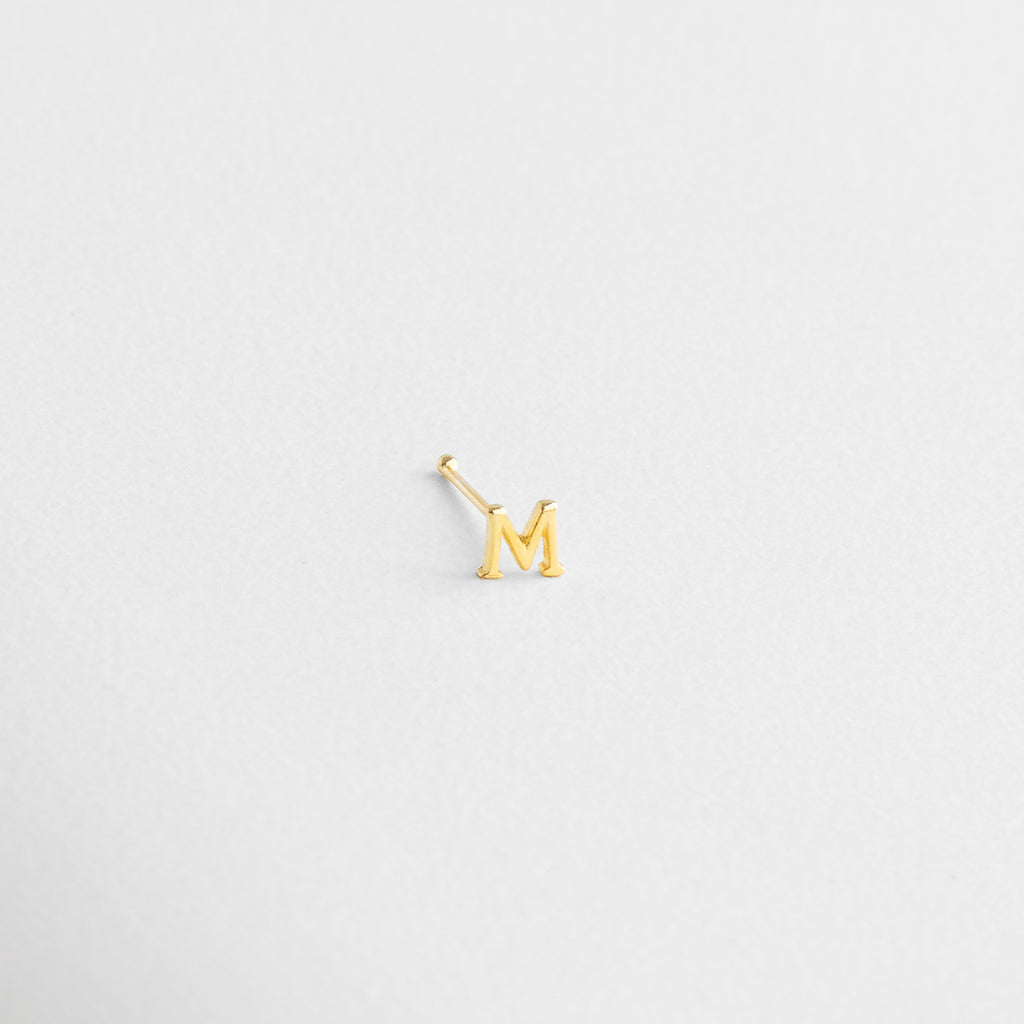 Piercing de tamaño discreto y elegante, Letra de 1 cm montada sobre poste fino, Medidas perfectas para lóbulo o hélix, Dimensión mini de joyería personalizada, Arete con letra de proporción sutil