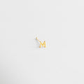 Piercing de tamaño discreto y elegante, Letra de 1 cm montada sobre poste fino, Medidas perfectas para lóbulo o hélix, Dimensión mini de joyería personalizada, Arete con letra de proporción sutil