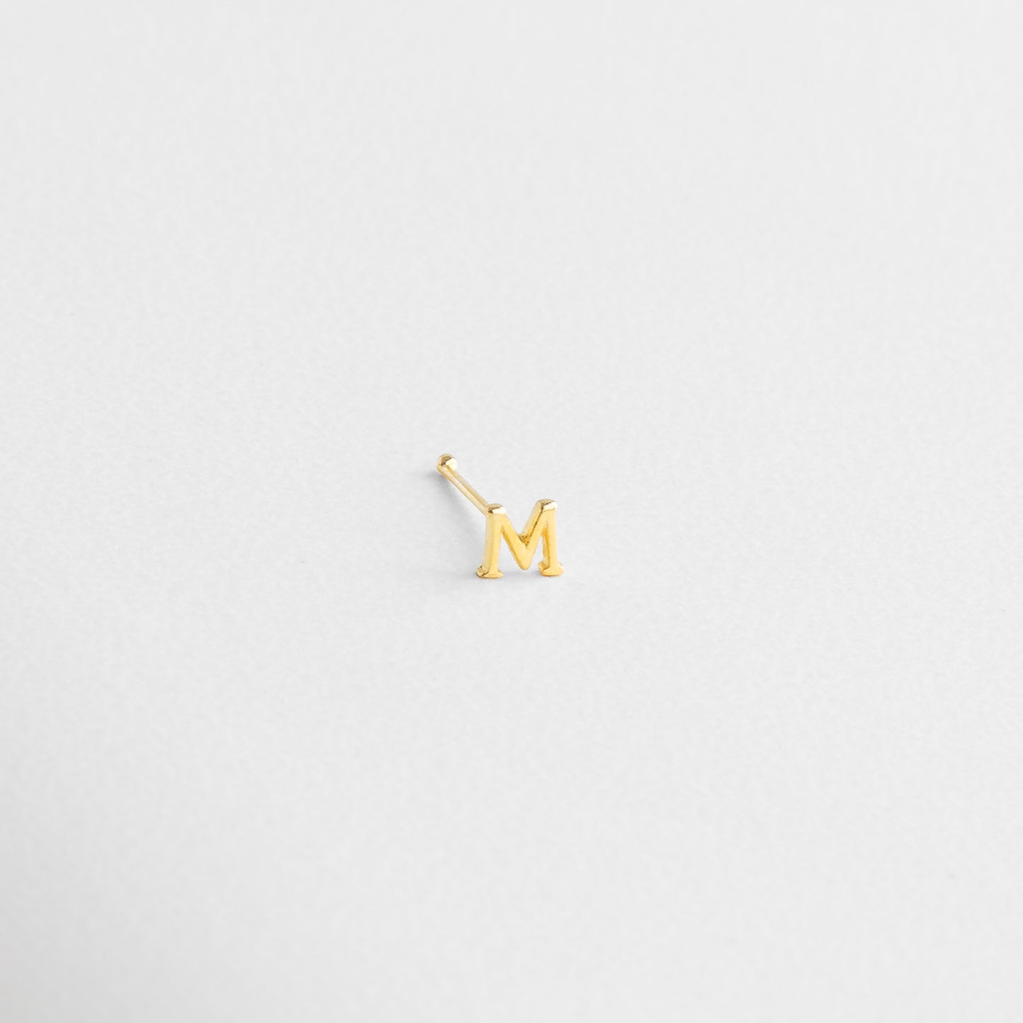 Piercing de tamaño discreto y elegante, Letra de 1 cm montada sobre poste fino, Medidas perfectas para lóbulo o hélix, Dimensión mini de joyería personalizada, Arete con letra de proporción sutil
