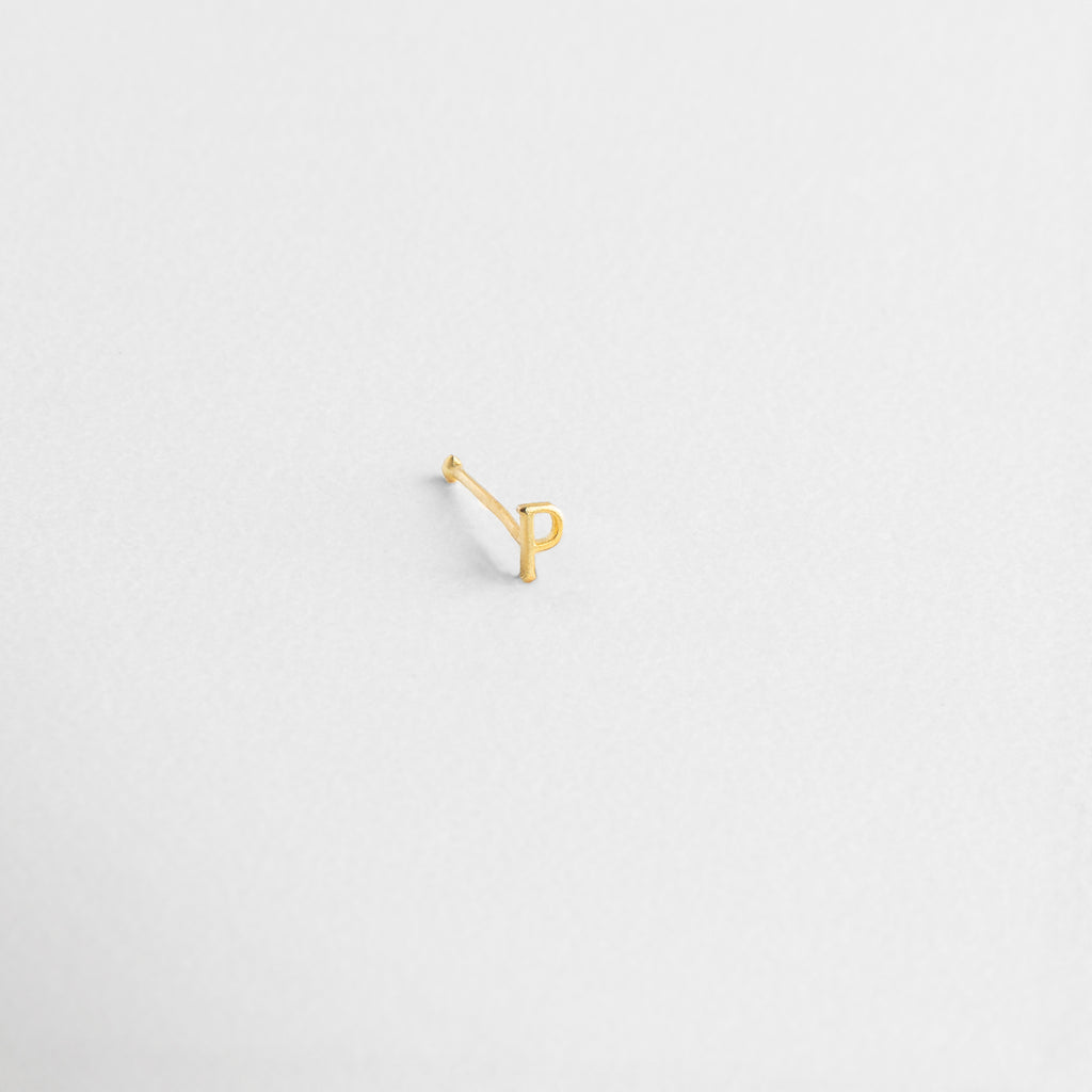 Broche resistente para perforaciones, Sistema de cierre compatible con cartílago, Poste de Plata .925 con recubrimiento, Detalle del mecanismo de sujeción, Cierre posterior tipo rosca dorada