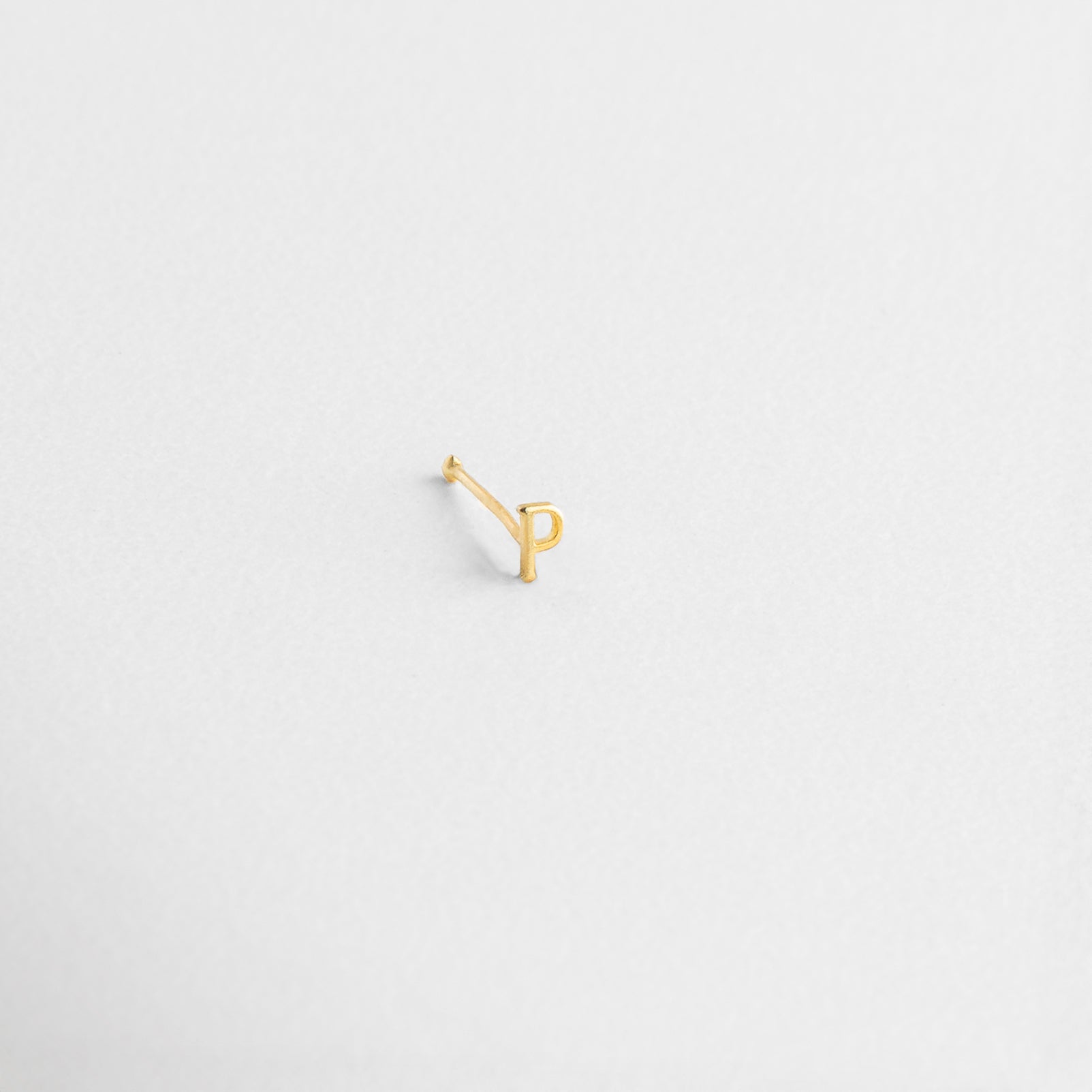 Broche resistente para perforaciones, Sistema de cierre compatible con cartílago, Poste de Plata .925 con recubrimiento, Detalle del mecanismo de sujeción, Cierre posterior tipo rosca dorada