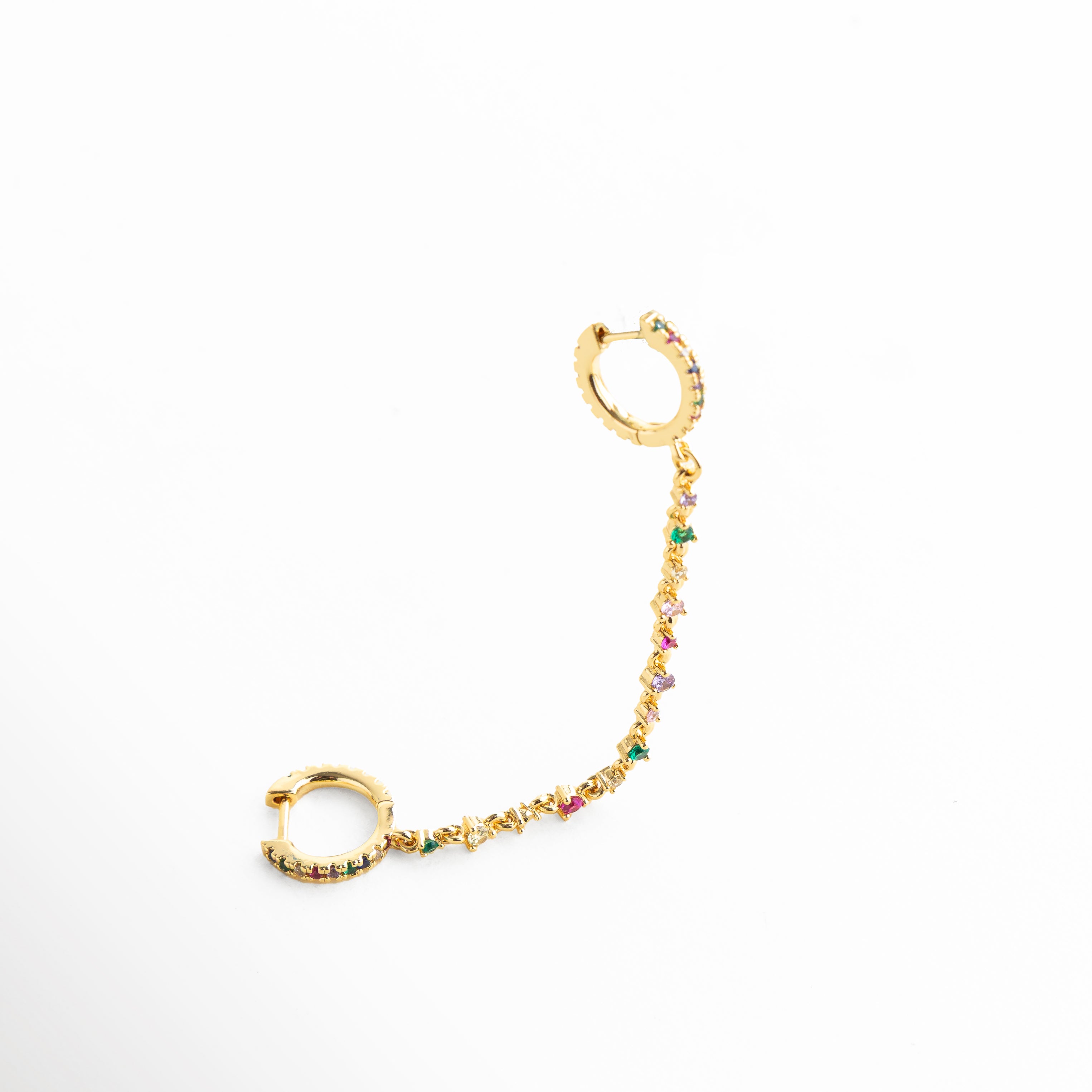 piercing con cadena vista lateral, arete con aro pequeño y caída delicada, piercing ligero con movimiento sutil, joyería para piercing de perfil estilizado, piercing moderno con unión de aros