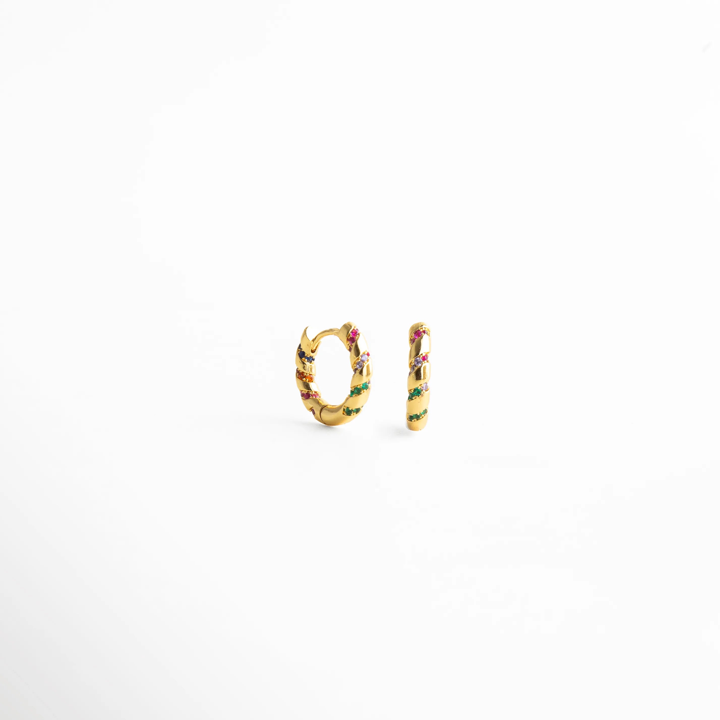 aretes de aro dorados, aretes con detalles de color, aros pequeños elegantes, joyería dorada colorida, aretes modernos mujer, accesorios chic con color, aros delicados, joyería femenina alegre