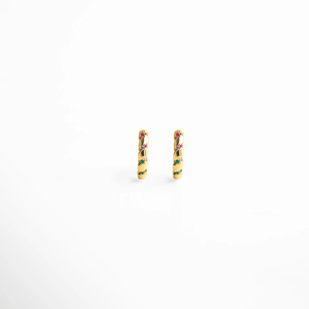 aretes de aro dorados, aretes con detalles de color, aros pequeños elegantes, joyería dorada colorida, aretes modernos mujer, accesorios chic con color, aros delicados, joyería femenina alegre