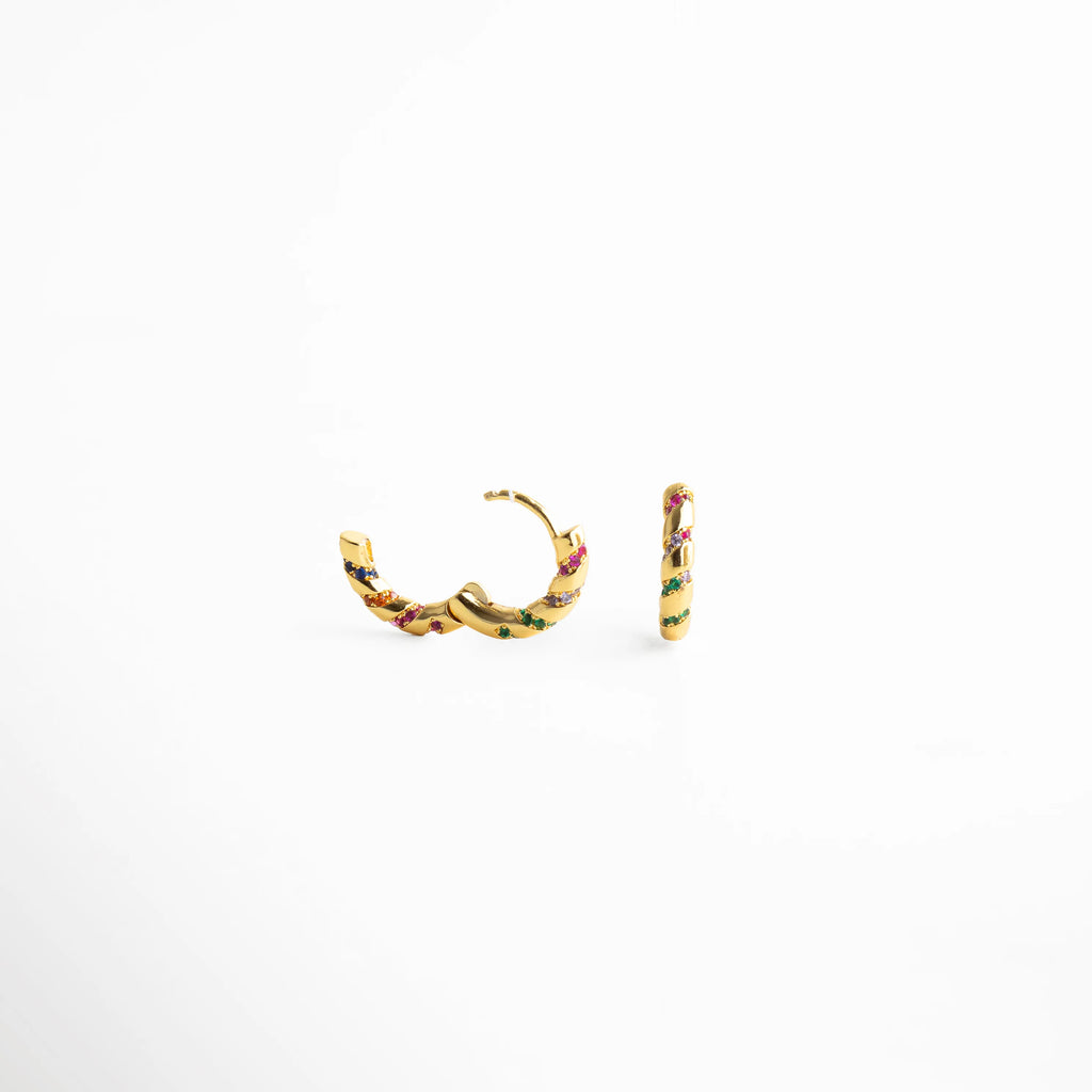 aretes de aro vista lateral, detalle broche aretes, joyería dorada moderna, aros elegantes con color, aretes ligeros mujer, accesorios dorados delicados, joyería femenina contemporánea, aros chic dorados