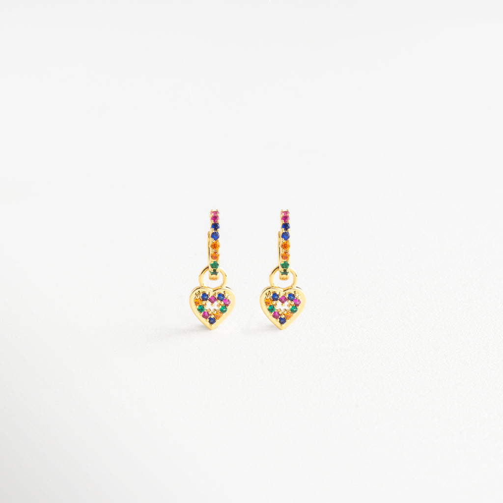 Aretes dorados con dije de corazón y zirconias multicolor, Par de arracadas con colgante en forma de corazón vibrante, Aretes dorados con corazón colgante lleno de color, Hoops elegantes con charm de zirconias