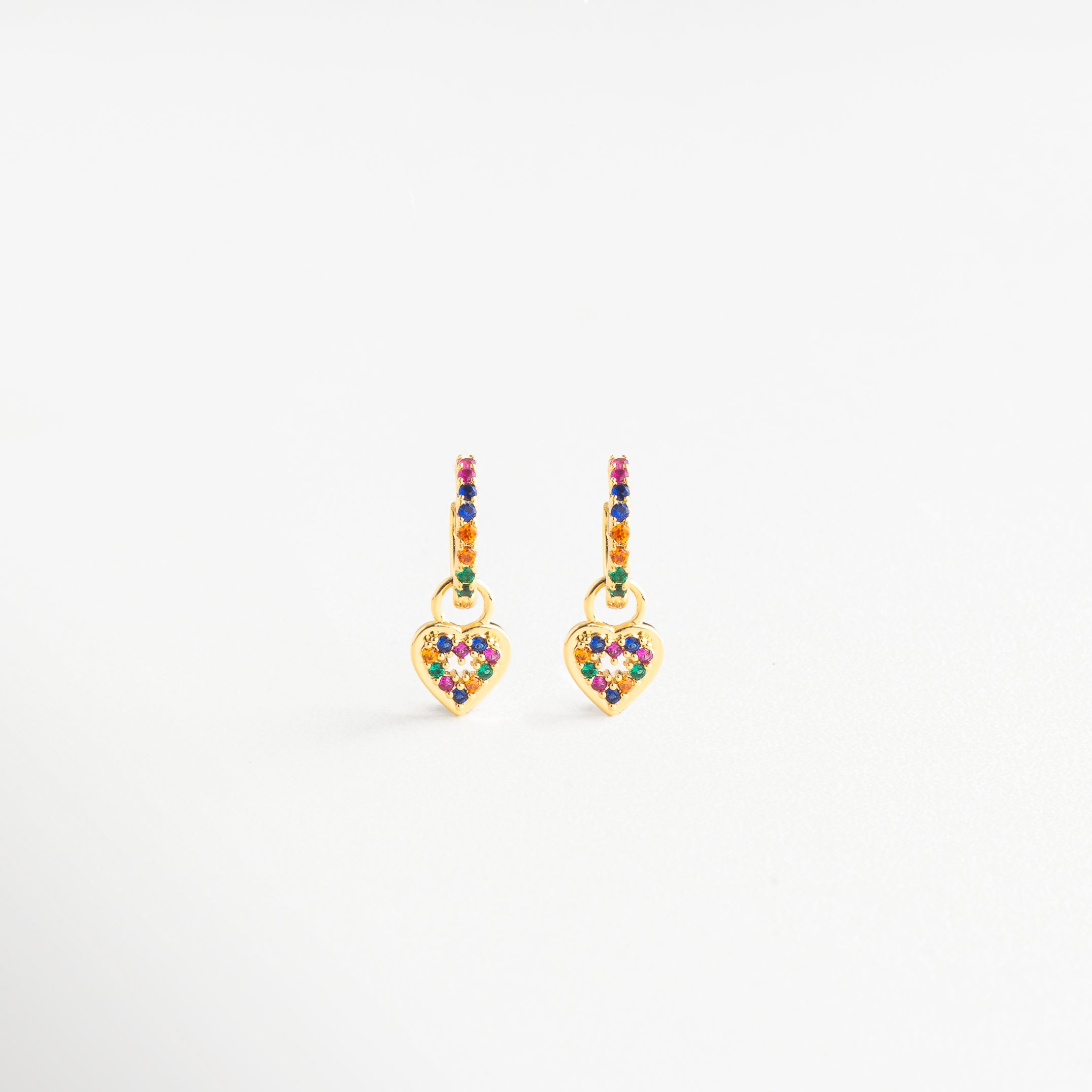 Aretes dorados con dije de corazón y zirconias multicolor, Par de arracadas con colgante en forma de corazón vibrante, Aretes dorados con corazón colgante lleno de color, Hoops elegantes con charm de zirconias
