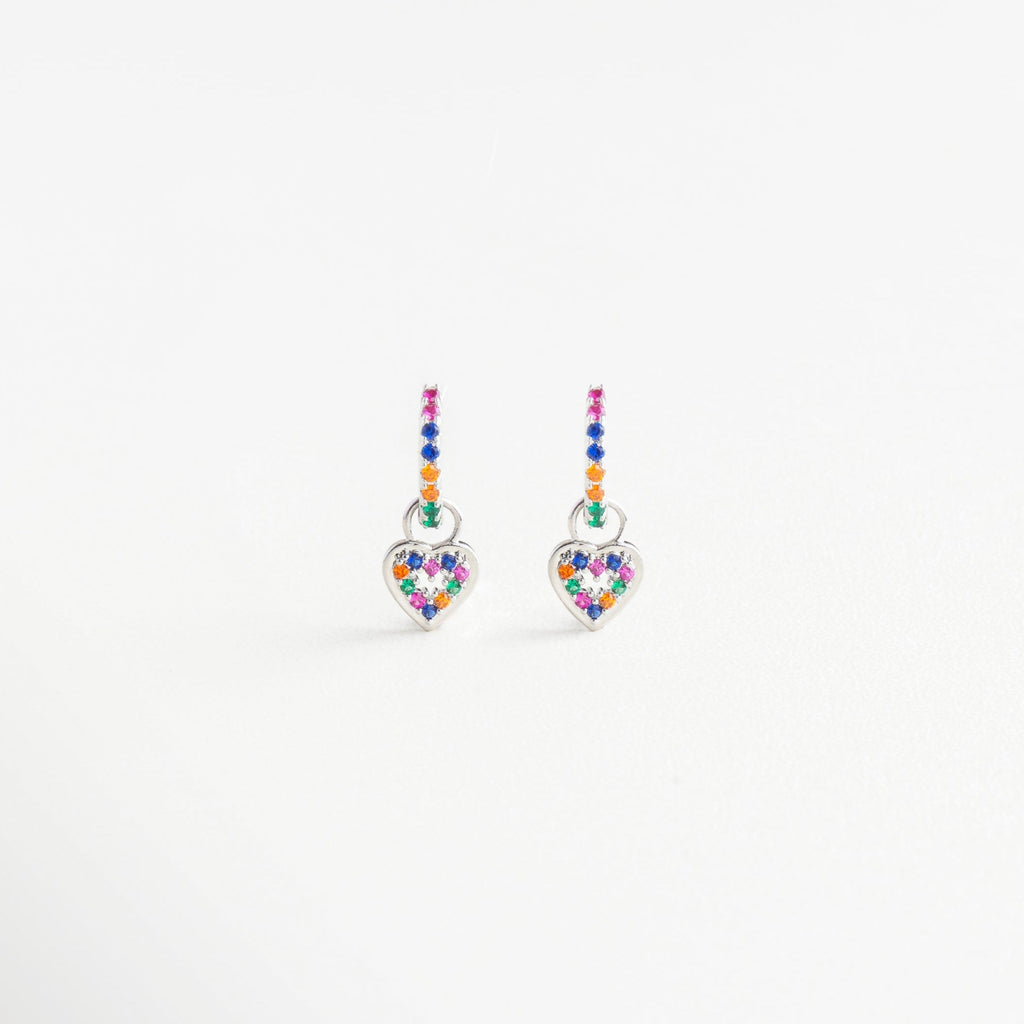 Aretes plateados con dije de corazón y zirconias multicolor, Par de arracadas plateadas con charm en forma de corazón, Aretes en tono plata con colgante vibrante de colores, Pendientes brillantes con corazón multicolor