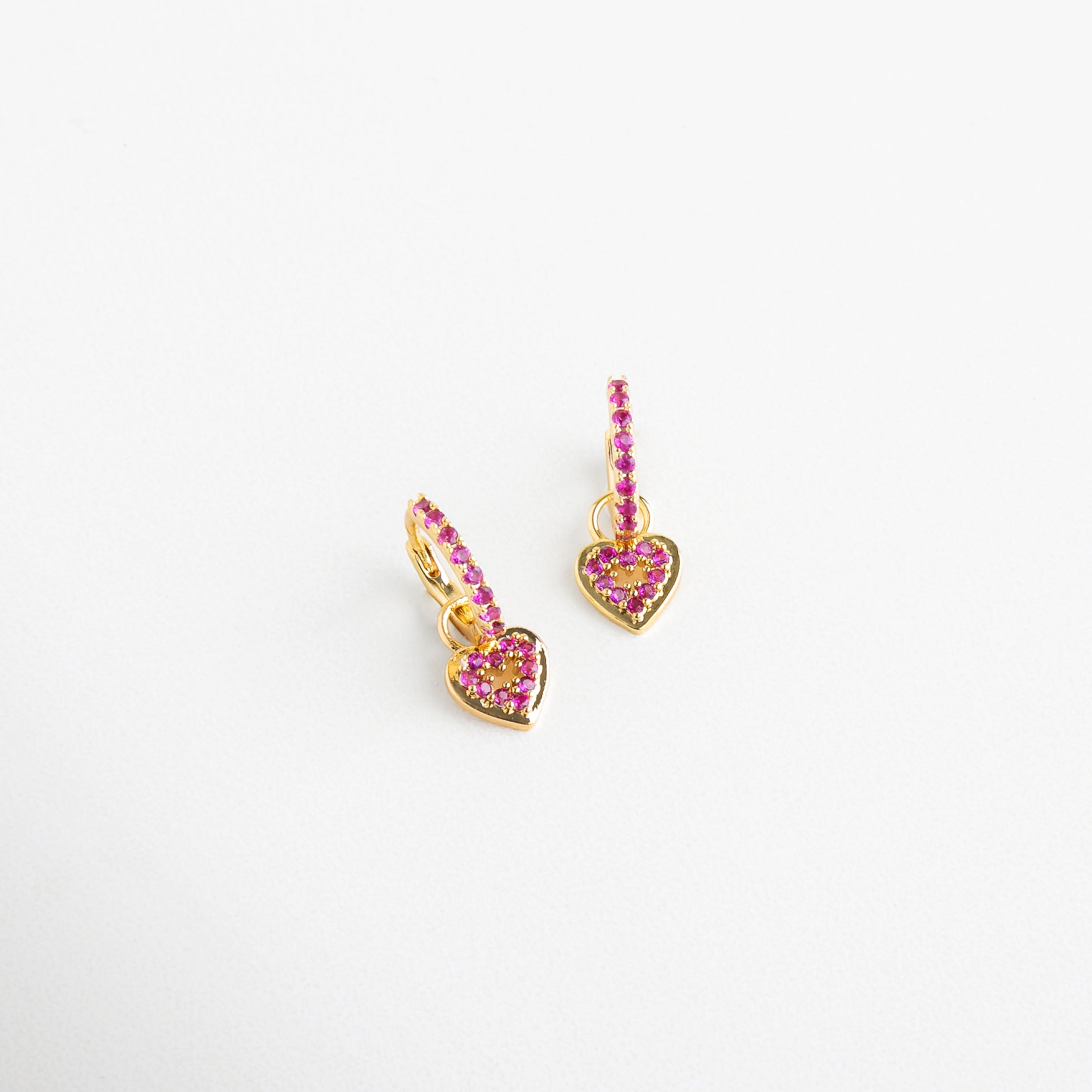 Aretes colgantes con corazón y chapa de oro 18K, Diseño elegante de arracadas con zirconia rosa, Aretes dorados con charm de corazón brillante, Detalle de arracadas con acabado dorado y piedra rosa