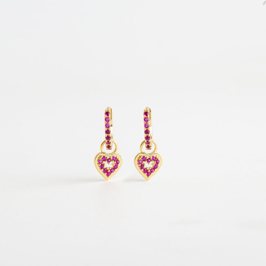 Arracadas pequeñas con dije de corazón y zirconias rosas, Aretes colgantes dorados con forma de corazón, Arracadas femeninas con zirconias en tono rosa, Arracadas de 2 cm con corazón colgante y brillo delicado