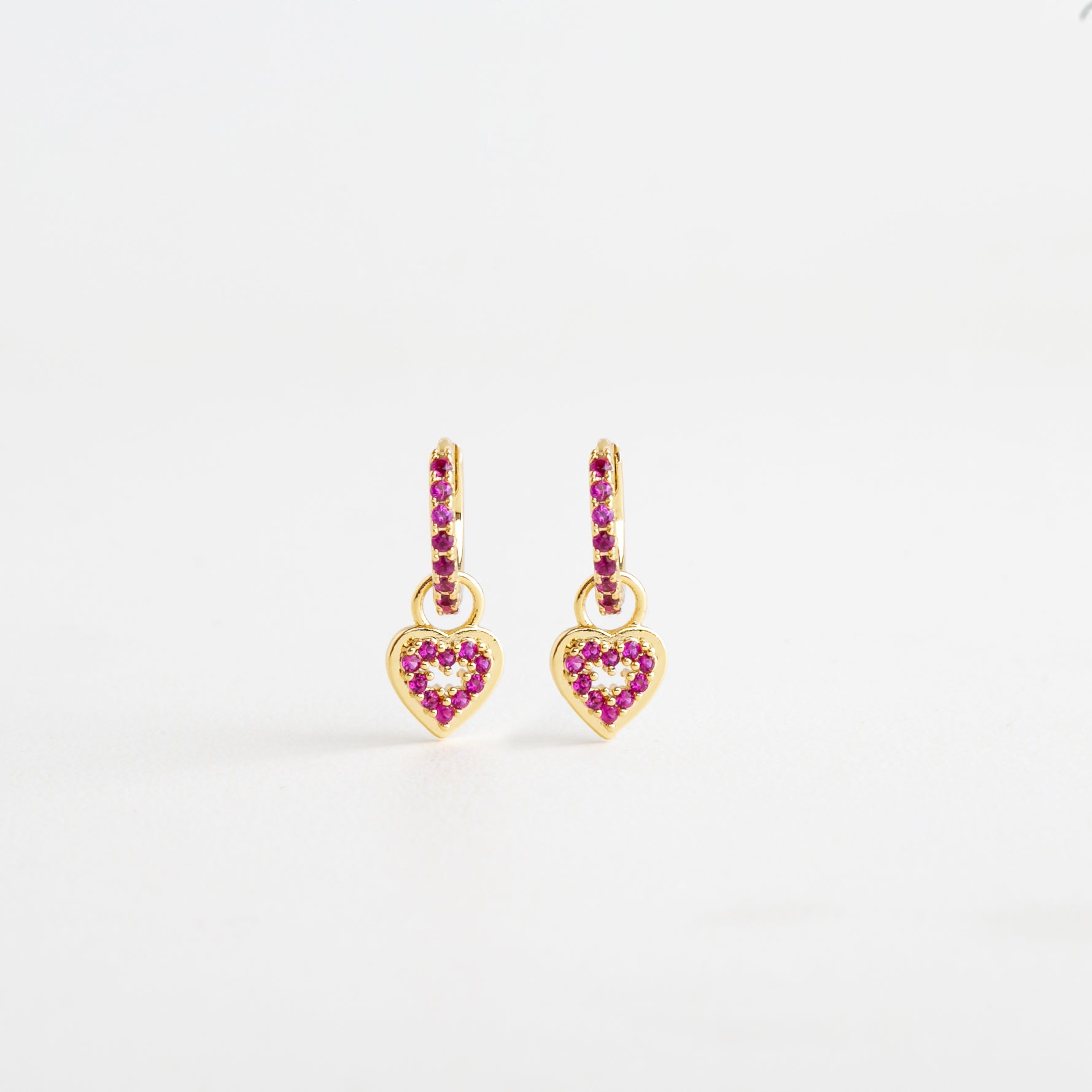 Arracadas pequeñas con dije de corazón y zirconias rosas, Aretes colgantes dorados con forma de corazón, Arracadas femeninas con zirconias en tono rosa, Arracadas de 2 cm con corazón colgante y brillo delicado
