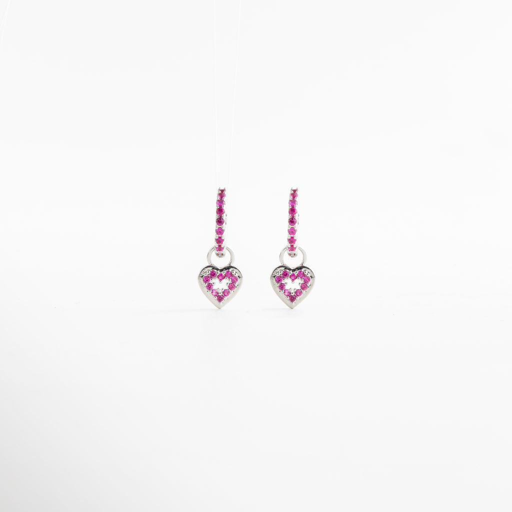 Arracadas pequeñas plateadas con dije de corazón, Aretes con zirconias rosas y forma colgante, Diseño delicado y femenino con acabado brillante, Argollas finas con charm en forma de corazón