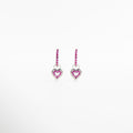 Arracadas pequeñas plateadas con dije de corazón, Aretes con zirconias rosas y forma colgante, Diseño delicado y femenino con acabado brillante, Argollas finas con charm en forma de corazón