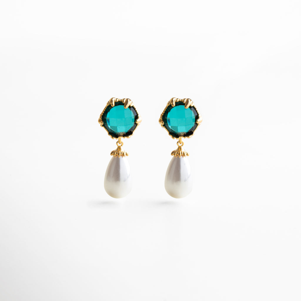 Aretes dorados con zirconias y perlas artificiales, diseño elegante y delicado que captura la luz en cada movimiento, aportando sofisticación a cualquier look