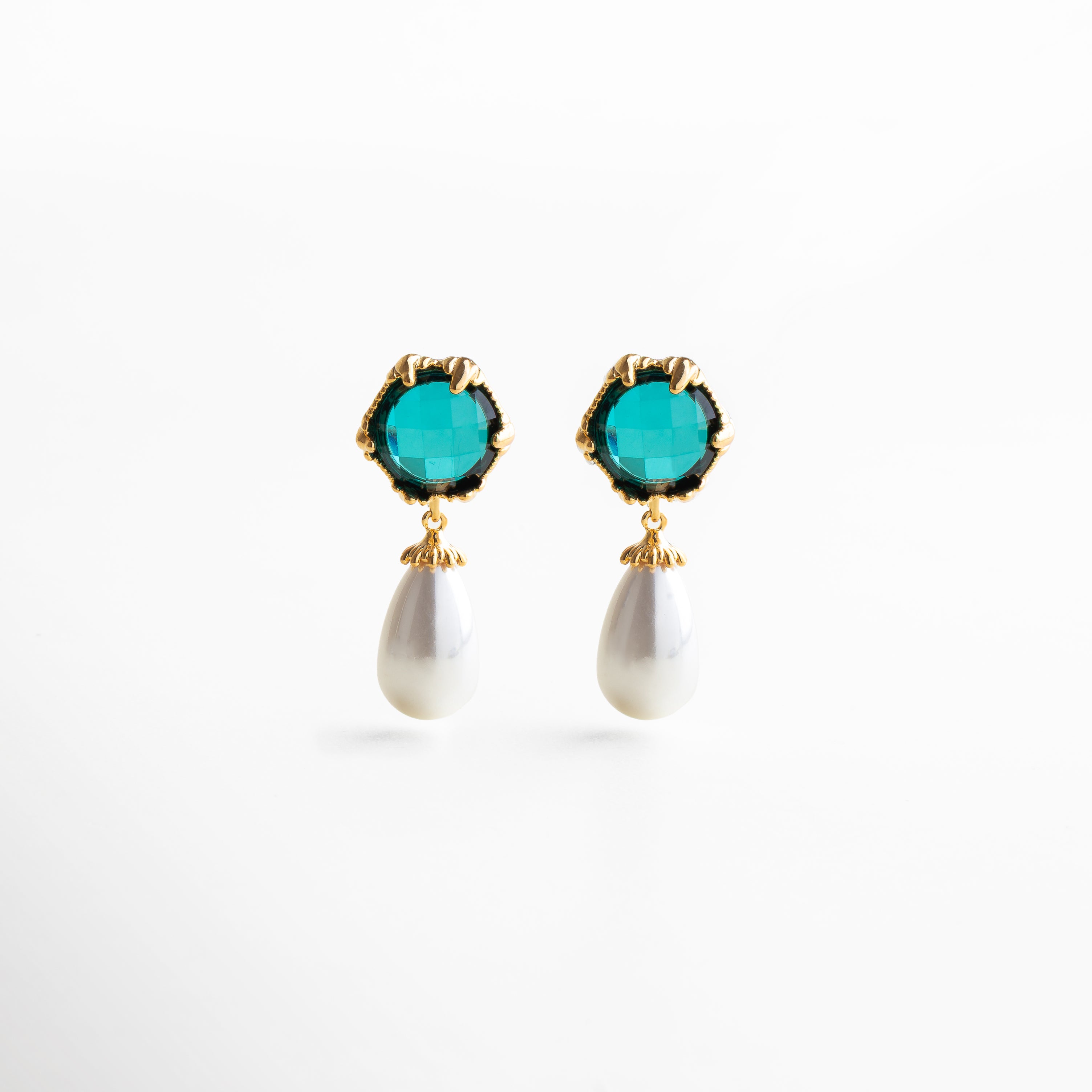 Aretes dorados con zirconias y perlas artificiales, diseño elegante y delicado que captura la luz en cada movimiento, aportando sofisticación a cualquier look
