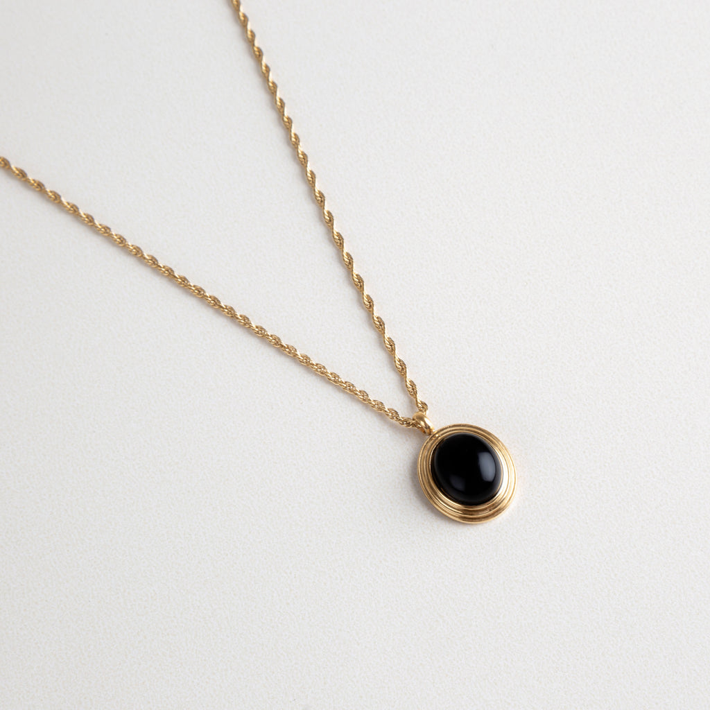 collar antiguo, dije negro, collar dorado con dije negro antiguo, collar atemporal