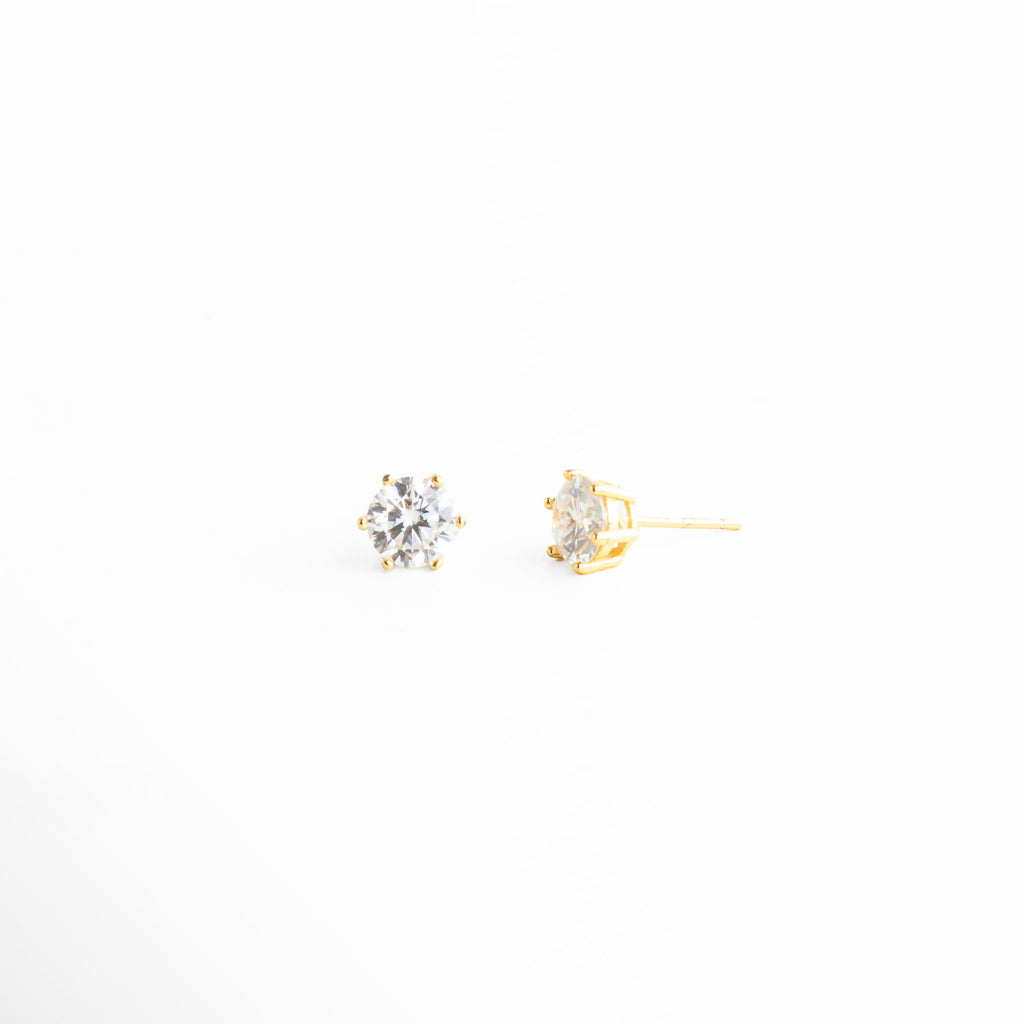 Aretes pequeños de estrella tamaño discreto, Escala real de aretes tipo broquel minimalistas, Aretes ideales para primer o segundo piercing, Joyería pequeña perfecta para ear stacking, Aretes sutiles para looks diarios y elegantes