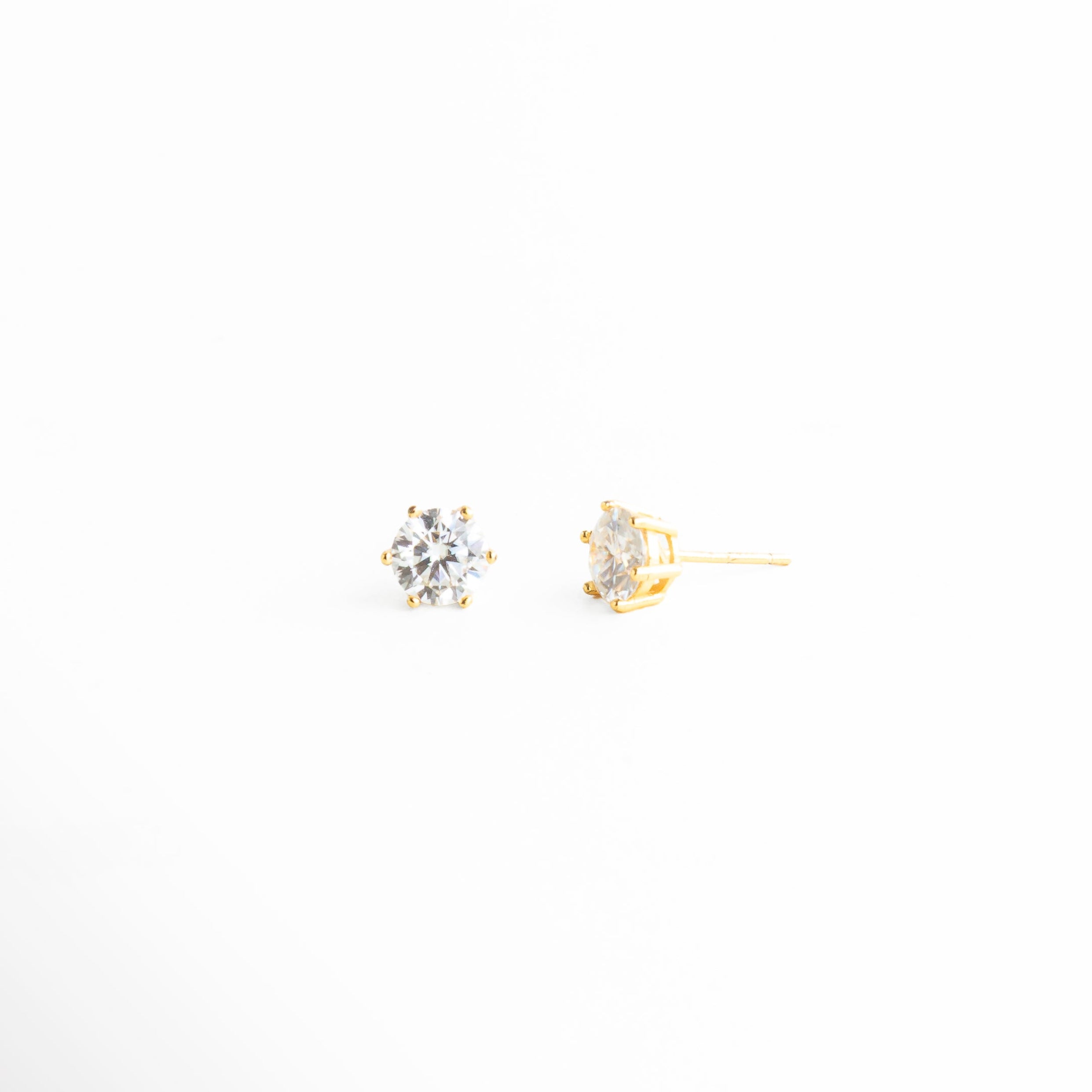 Aretes pequeños de estrella tamaño discreto, Escala real de aretes tipo broquel minimalistas, Aretes ideales para primer o segundo piercing, Joyería pequeña perfecta para ear stacking, Aretes sutiles para looks diarios y elegantes