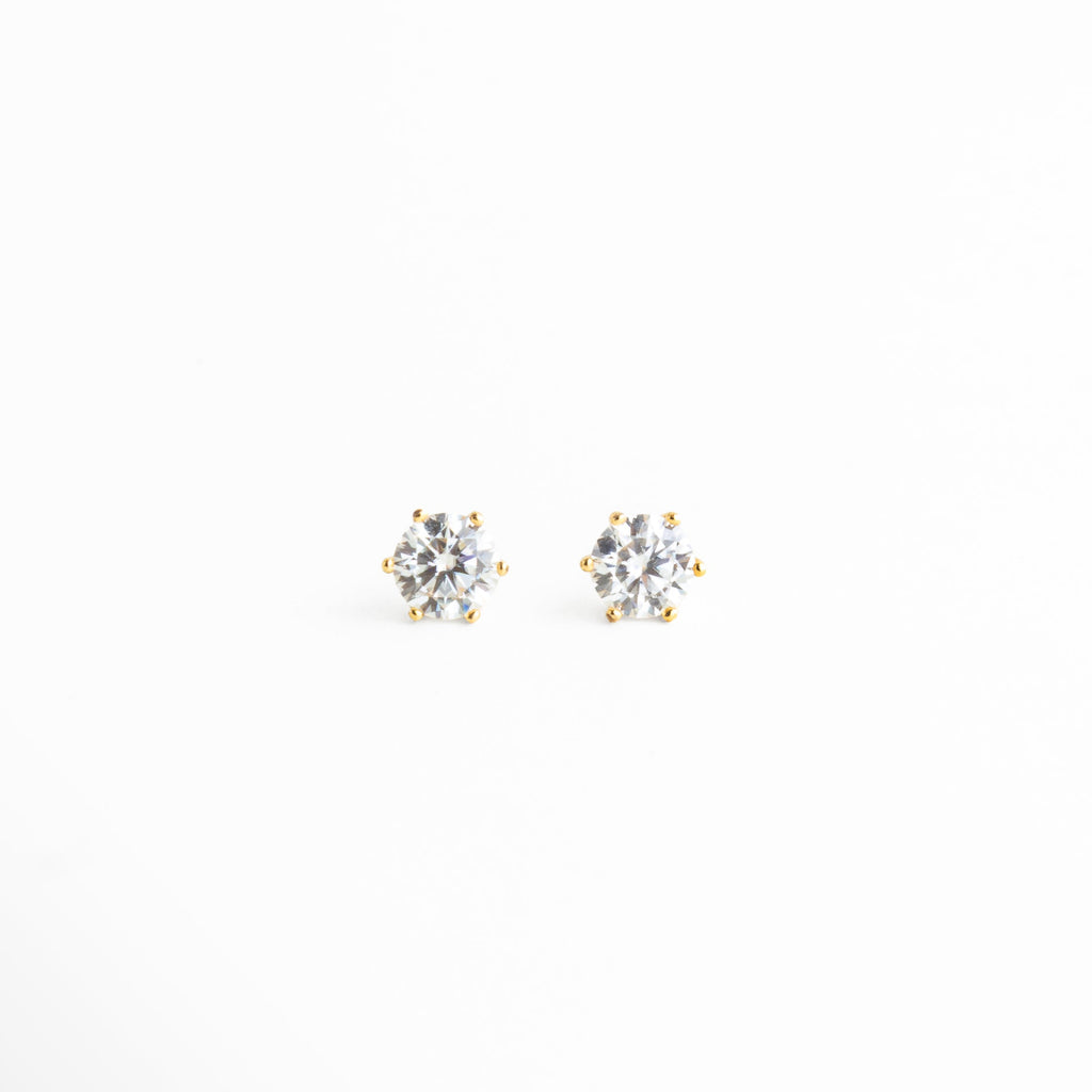 Aretes tipo broquel con diseño de estrella y zirconia central, Aretes pequeños dorados con estrella minimalista, Aretes de zirconia en forma de estrella delicada, Joyería fina con estrella brillante para uso diario, Aretes minimalistas de estrella con acabado elegante