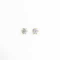 Aretes tipo broquel con diseño de estrella y zirconia central, Aretes pequeños dorados con estrella minimalista, Aretes de zirconia en forma de estrella delicada, Joyería fina con estrella brillante para uso diario, Aretes minimalistas de estrella con acabado elegante