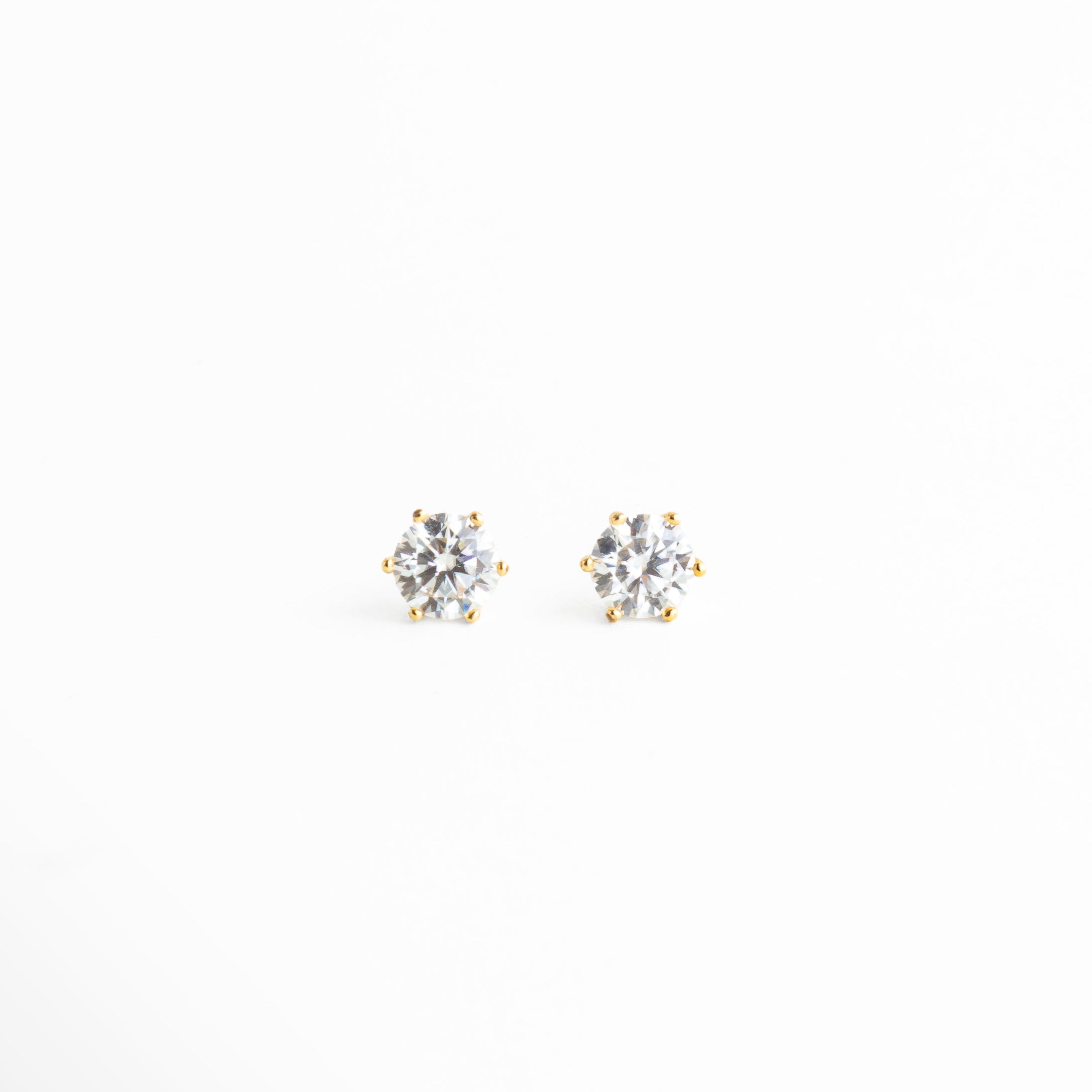 Aretes tipo broquel con diseño de estrella y zirconia central, Aretes pequeños dorados con estrella minimalista, Aretes de zirconia en forma de estrella delicada, Joyería fina con estrella brillante para uso diario, Aretes minimalistas de estrella con acabado elegante