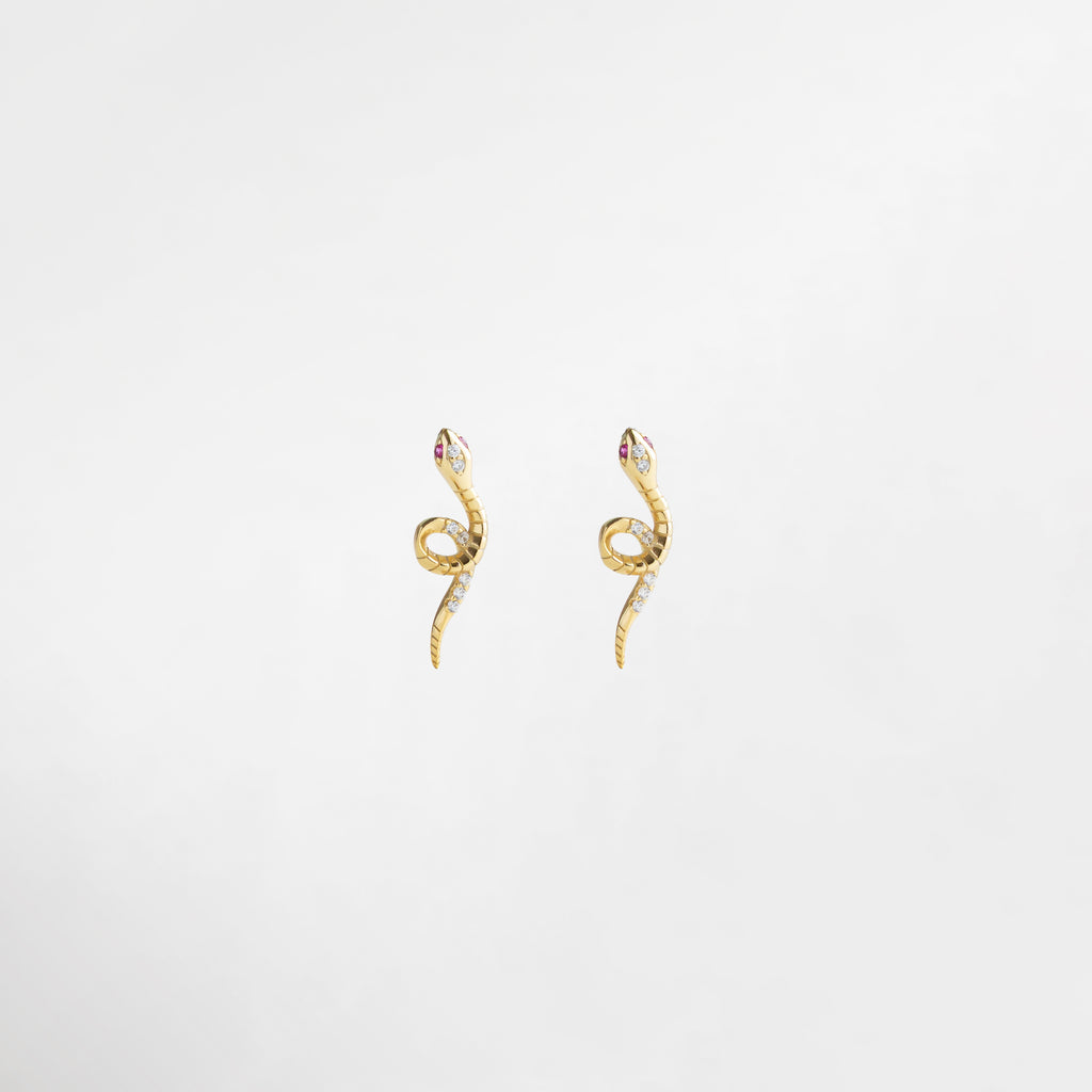 aretes dorados en forma de serpiente, diseño pequeño y lleno de carácter, incrustaciones de zirconias que aportan brillo sutil, joyería elegante para ocasiones especiales, accesorio femenino que transforma cualquier look
