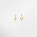 aretes dorados en forma de serpiente, diseño pequeño y lleno de carácter, incrustaciones de zirconias que aportan brillo sutil, joyería elegante para ocasiones especiales, accesorio femenino que transforma cualquier look
