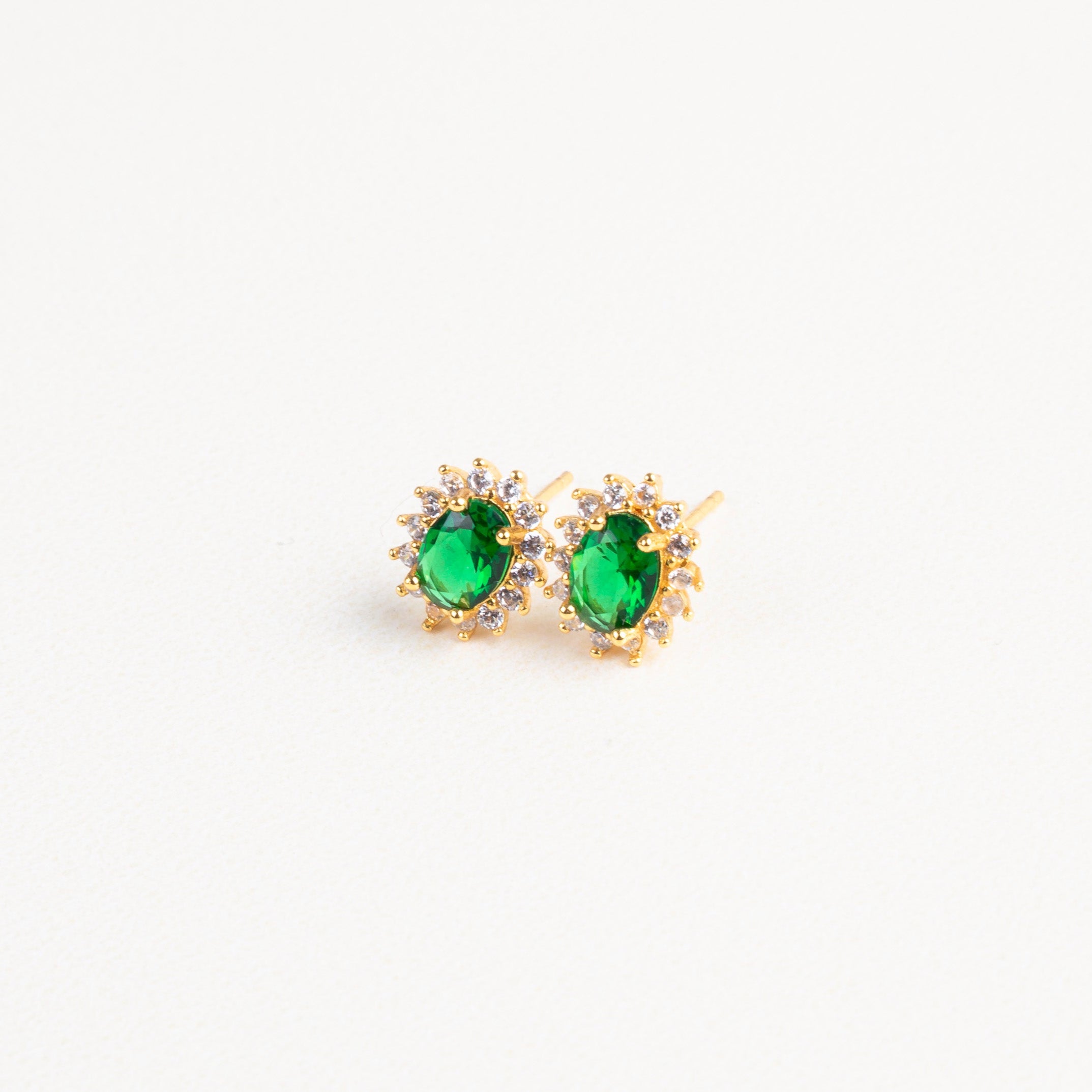 aretes dorados con piedra verde