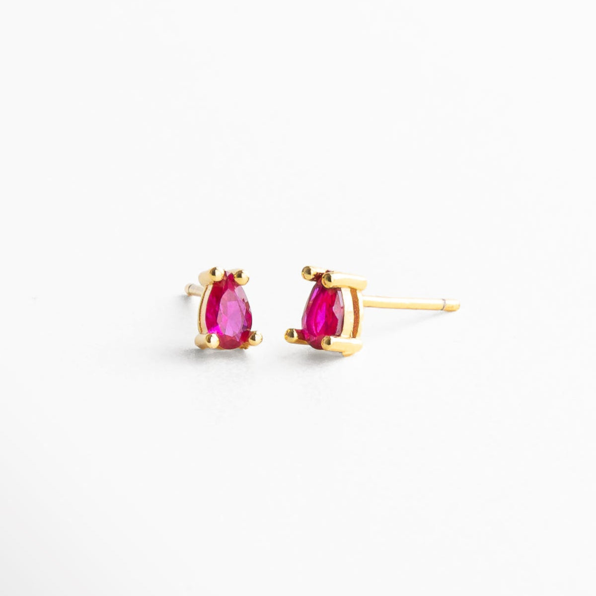 Arete mini stud dorado visto en ángulo, Perfil del arete pequeño con zirconia sutil, Vista en ángulo de zirconia engastada en base dorada, Stud delicado con diseño minimalista y elegante