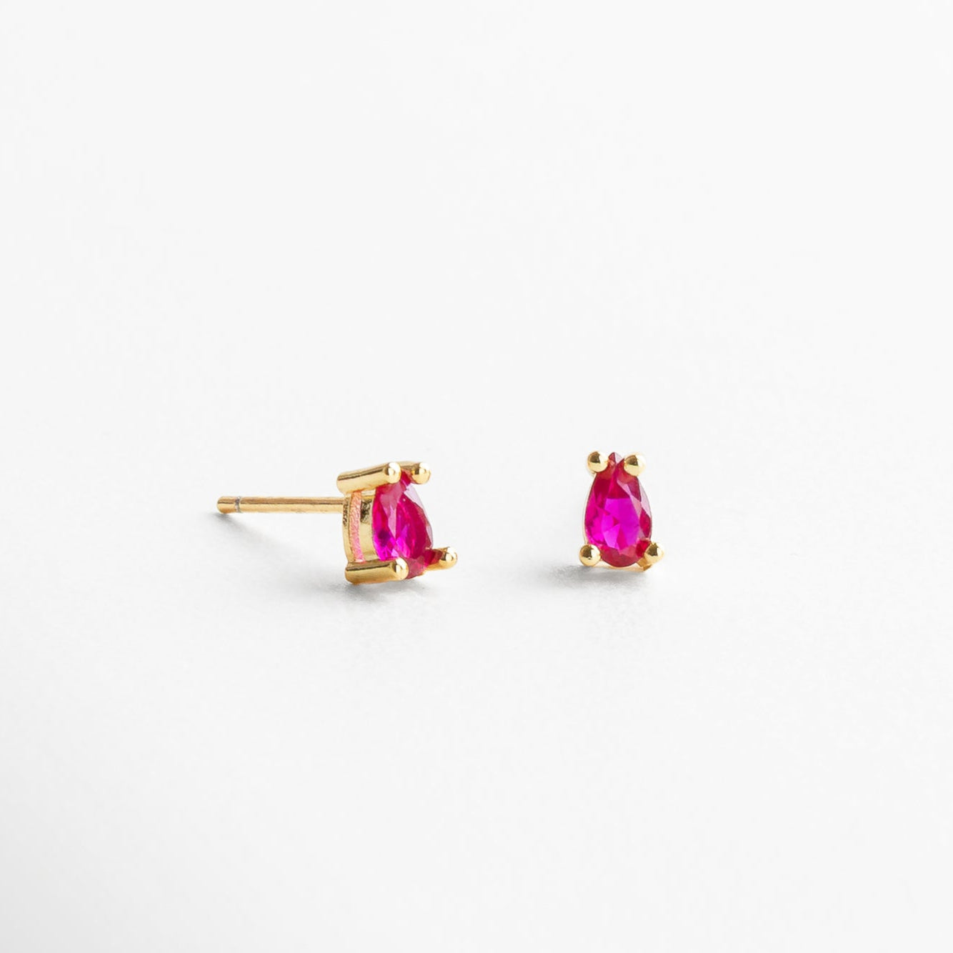 Aretes mini studs dorados con zirconia brillante, Mini aretes dorados con incrustación de zirconia, Studs pequeños dorados de 0.6 cm con piedra brillante, Aretes discretos en chapa de oro con zirconia