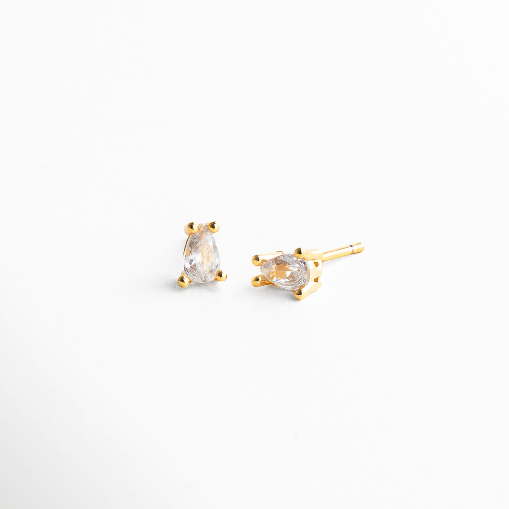 Detalle del mini stud dorado con zirconia, Primer plano del acabado pulido y piedra brillante, Textura pulida y zirconia engastada en arete dorado, Acabado en chapa de oro 14K con zirconia