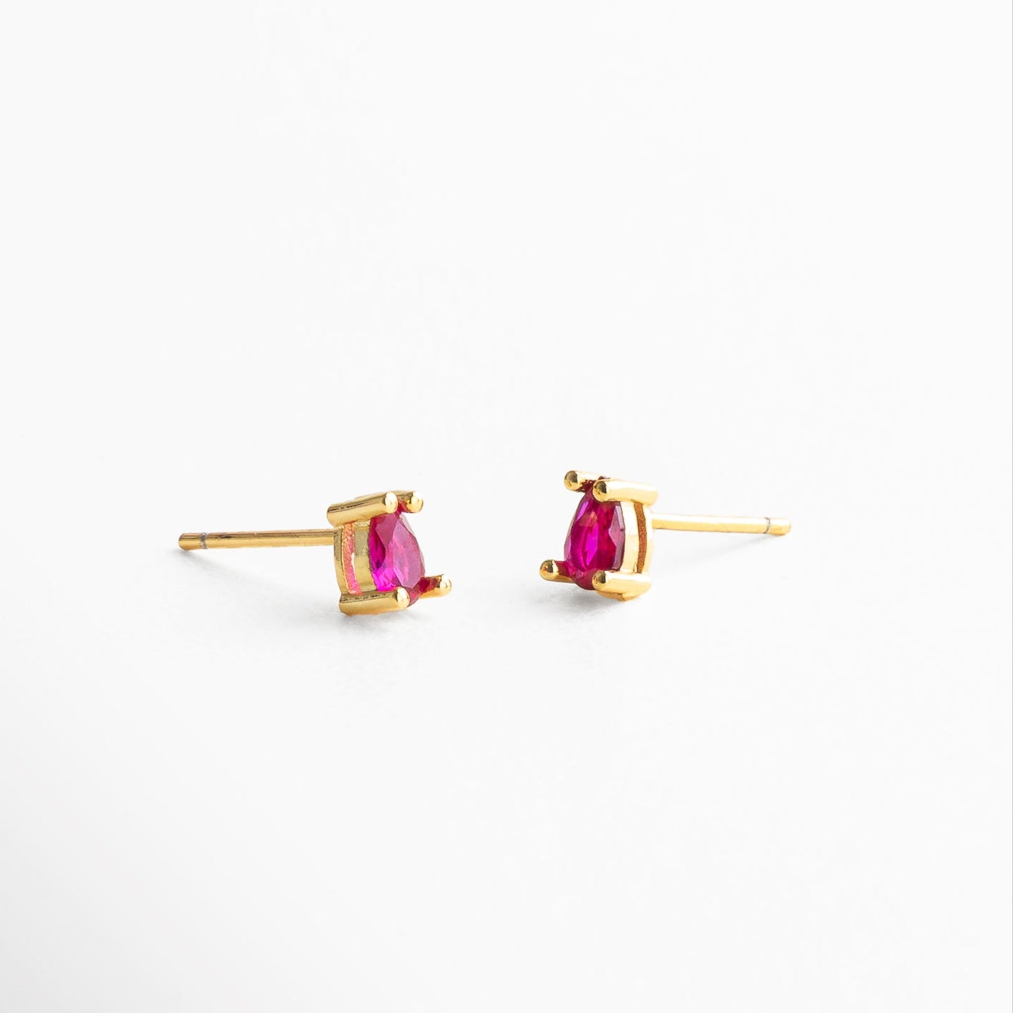 Detalle del mini stud dorado con zirconia, Primer plano del acabado pulido y piedra brillanteTextura pulida y zirconia engastada en arete dorado, Acabado en chapa de oro 14K con zirconia 