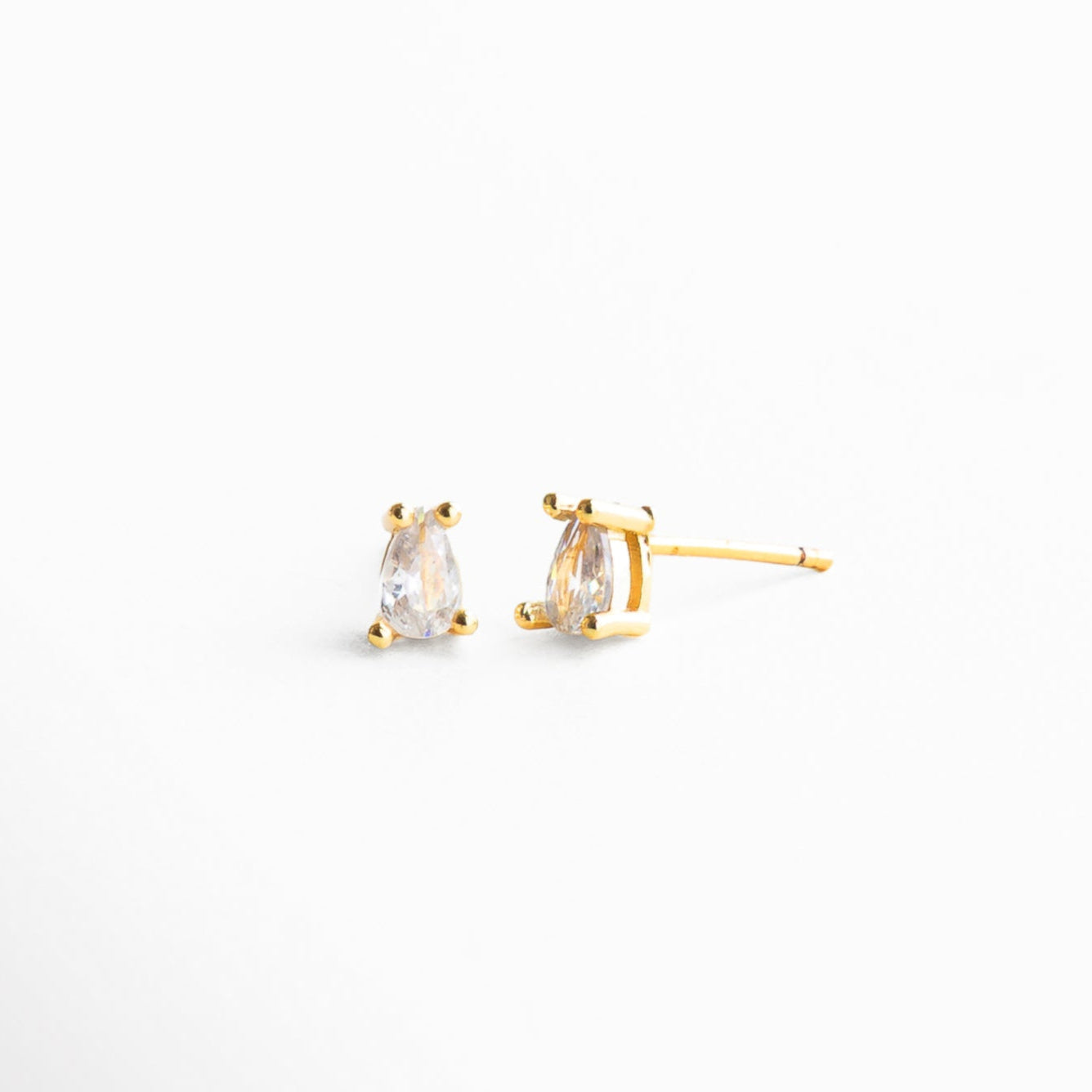 Aretes mini studs dorados con zirconia brillante, Mini aretes dorados con incrustación de zirconia. Studs pequeños dorados de 0.6 cm con piedra brillante, Aretes discretos en chapa de oro con zirconia