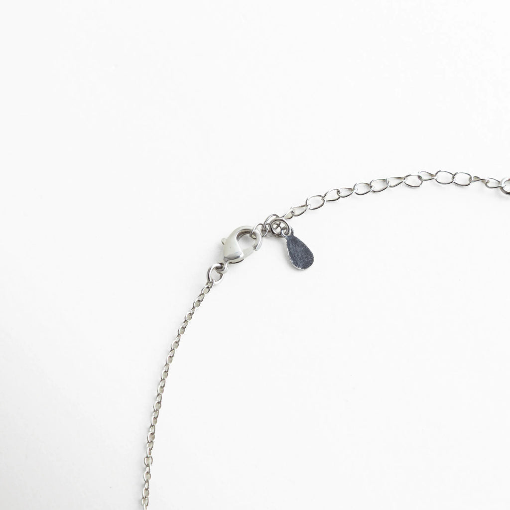 cierre de collar plateado con cadena ajustable y broche tipo langosta